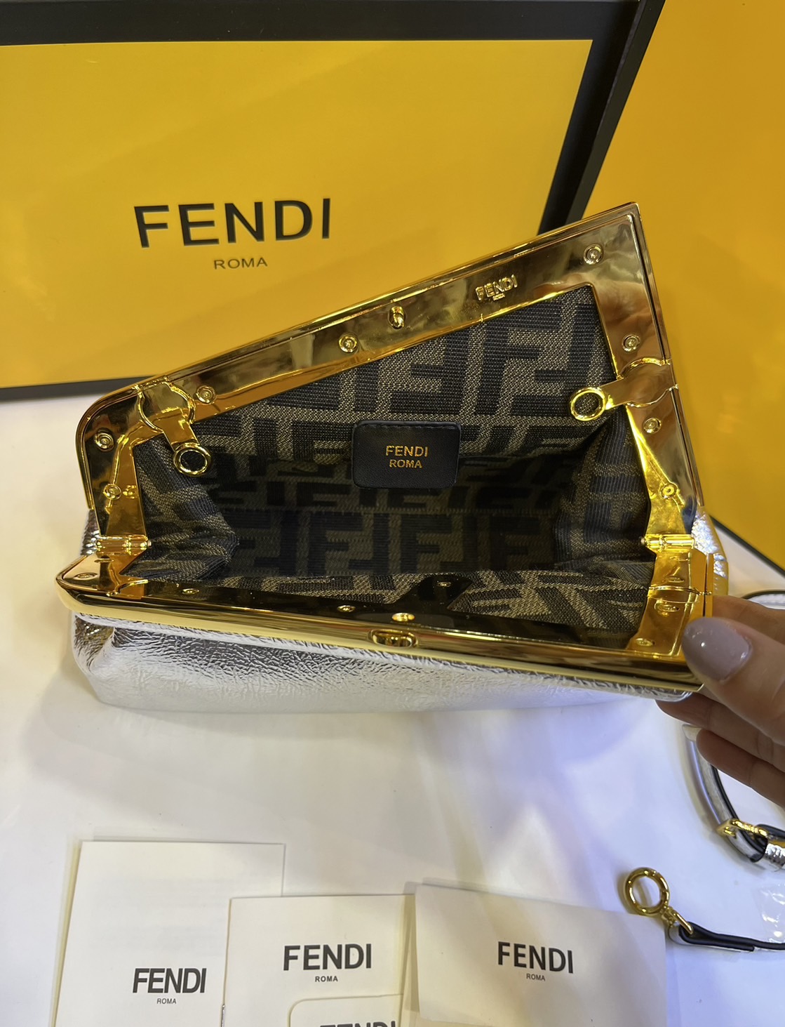 พร้อมส่ง 6 สี FENDI First Midi bag กระเป๋าทรงคลัชมาพร้อมสายสะพาย รูปลักษณ์สวยงามทันสมัย 🧡 เกรดออริจินอล 1:1 สลับแท้ ใช้งานต่างประเทศได้