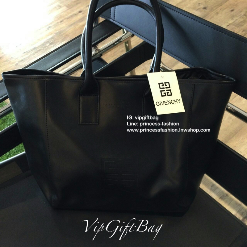 GIVENCHY TOTE BAG สินค้าพรีเมี่ยมจากน้ำหอม GIVENCHYแท้ 100%ทรงสุด HOT!! ขนาดกำลังดี หูยาวสายสามารถสะพายขึ้นไหล่เก๋ๆ เหมาะสำหรับทุกวัน ทำจากหนัง PU อย่างดี น้ำหนักเบา ด้านหน้าติดแผ่นหนังปั๊มGIVENCHY เรียบๆแต่มีระดับ ซับในด้วยผ้าสกรีนลายโลโก้ทั้งใบ ปิดปากกร