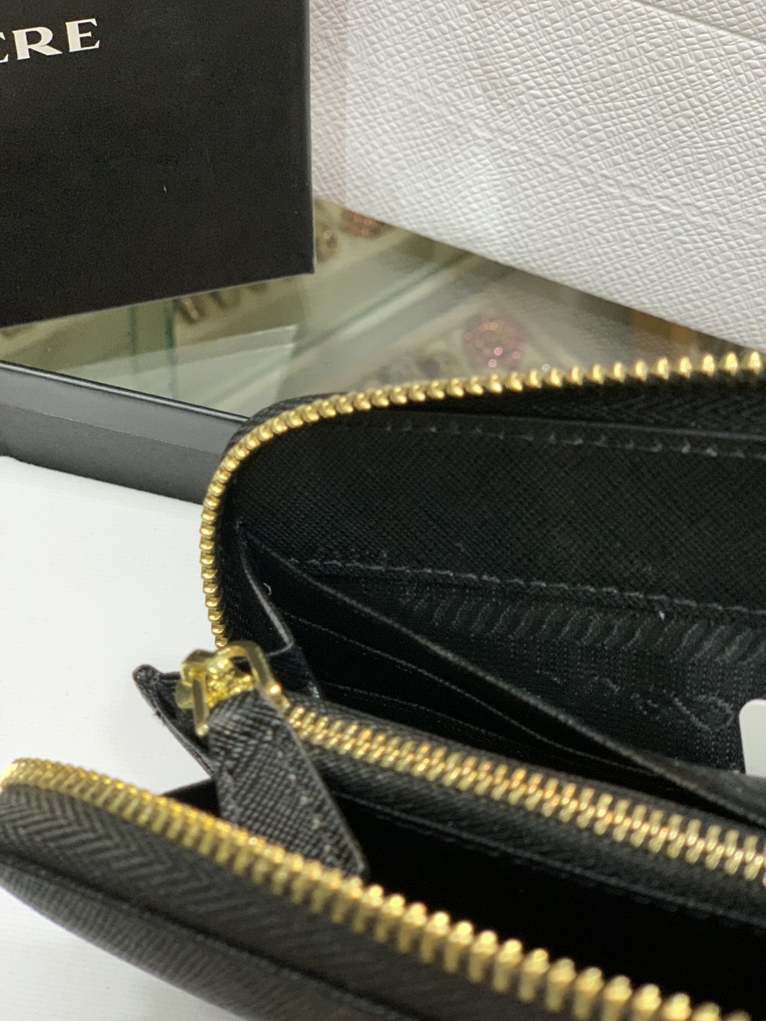 ORI หนังแท้ | Prada Long Zip Around Wallet / Prada Black Large Saffiano Leather Wallet กระเป๋าสตางค์ปราด้าใบยาวซิปรอบ เรียบหรู หนัง Saffiano มีฟังก์ชันและสไตล์ให้เลือกด้วยช่องใส่บัตรหลายช่อง