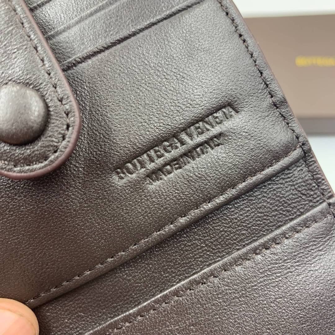 หนังแท้ BOTTEGA VENETA CARD HOLDER BI-FOLD / BV Card Holder พร้อมส่งที่ไทย กระเป๋าใส่บัตร 2 พับ รุ่นคลาสสิกที่หยิบมาใช้งานได้บ่อยที่สุด งานหนังลูกวัวแท้ทั้งใบ ใช้ทนทานได้นาน ใช้ทนทานได้นานภาพสินค้าถ่ายจากงานขายจริง ใช้งานต่างประเทศได้ค่ะ