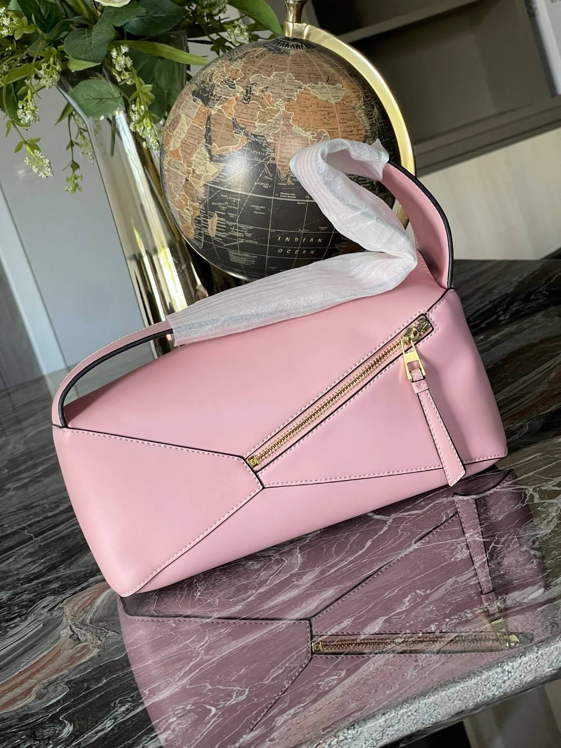 Loewe Puzzle Hobo bag กระเป๋ารุ่น Puzzle มีความพิเศษในหลายด้าน ไม่ว่าจะเป็นรูปทรงที่แปลกใหม่ มินิมอลด้วยโลโก้อนาแกรมแบบประทับ ดูหรู เป็นกระเป๋า Unisex ที่ไม่ว่าคุณจะเป็นผู้หญิงหรือผู้ชายก็ใช้งานได้ ลายกระเป๋าได้มาจากการนำหนังมาเย็บต่อกันทั้งหมด ถึงแม้ว่าข