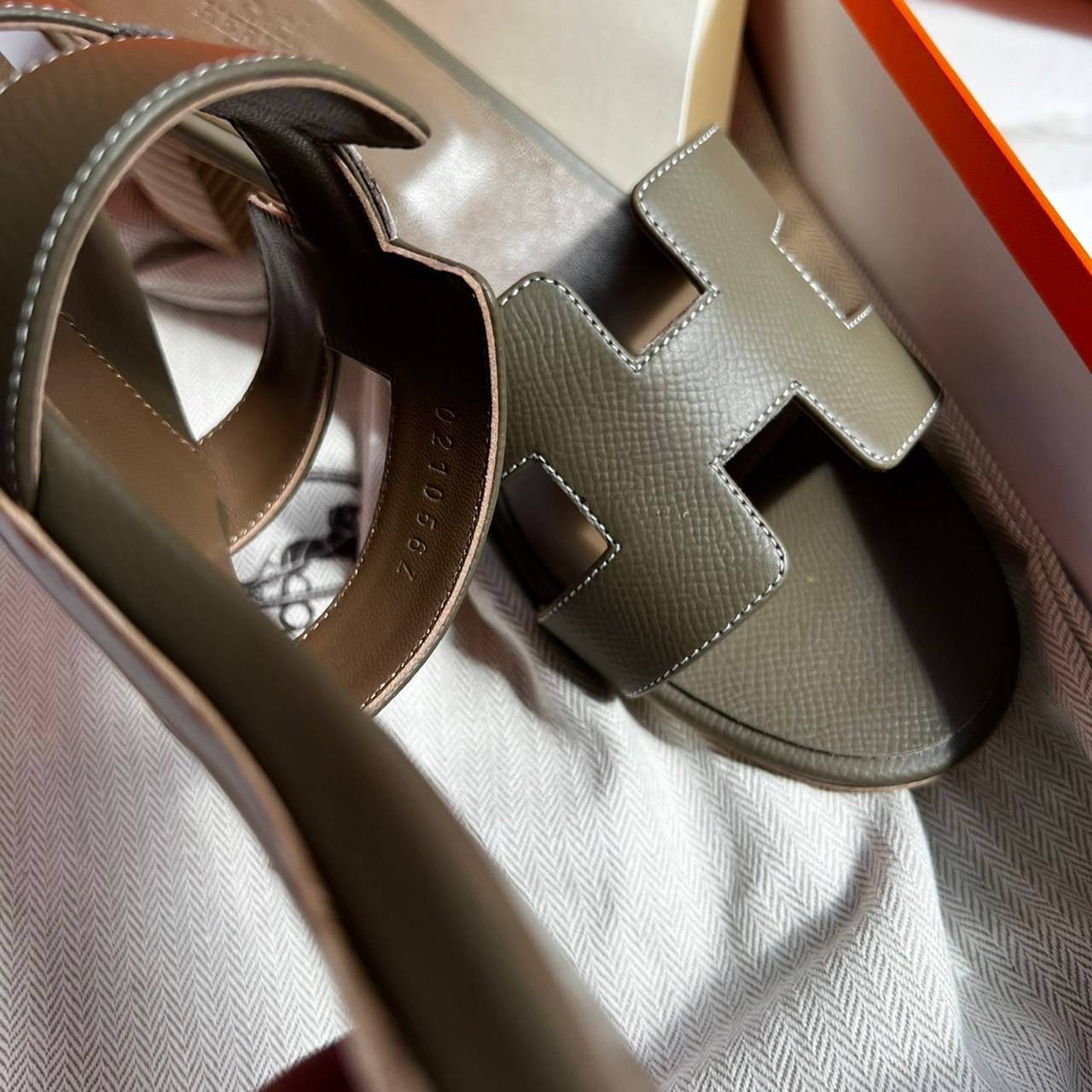 หนังแท้ Hermes sandal Epsom leather รองเท้างานสั่งตัตใช้สลับแท้ เกรดออริจินอล ตรงพื้นรองเท้าทำจากไม้รองด้วยหนังแท้ 100% งานตัดเย็บปราณีตละเอียดมากค่ะ มีอุปกรณ์ครบ หนังนิ่มใส่สบาย ใช้ทนนาน เกรดนี้คุ้มมาก ไม่ผิดหวังค่ะ ภาพสินค้าถ่ายจากงานขายจริง ใช้งานต่างป