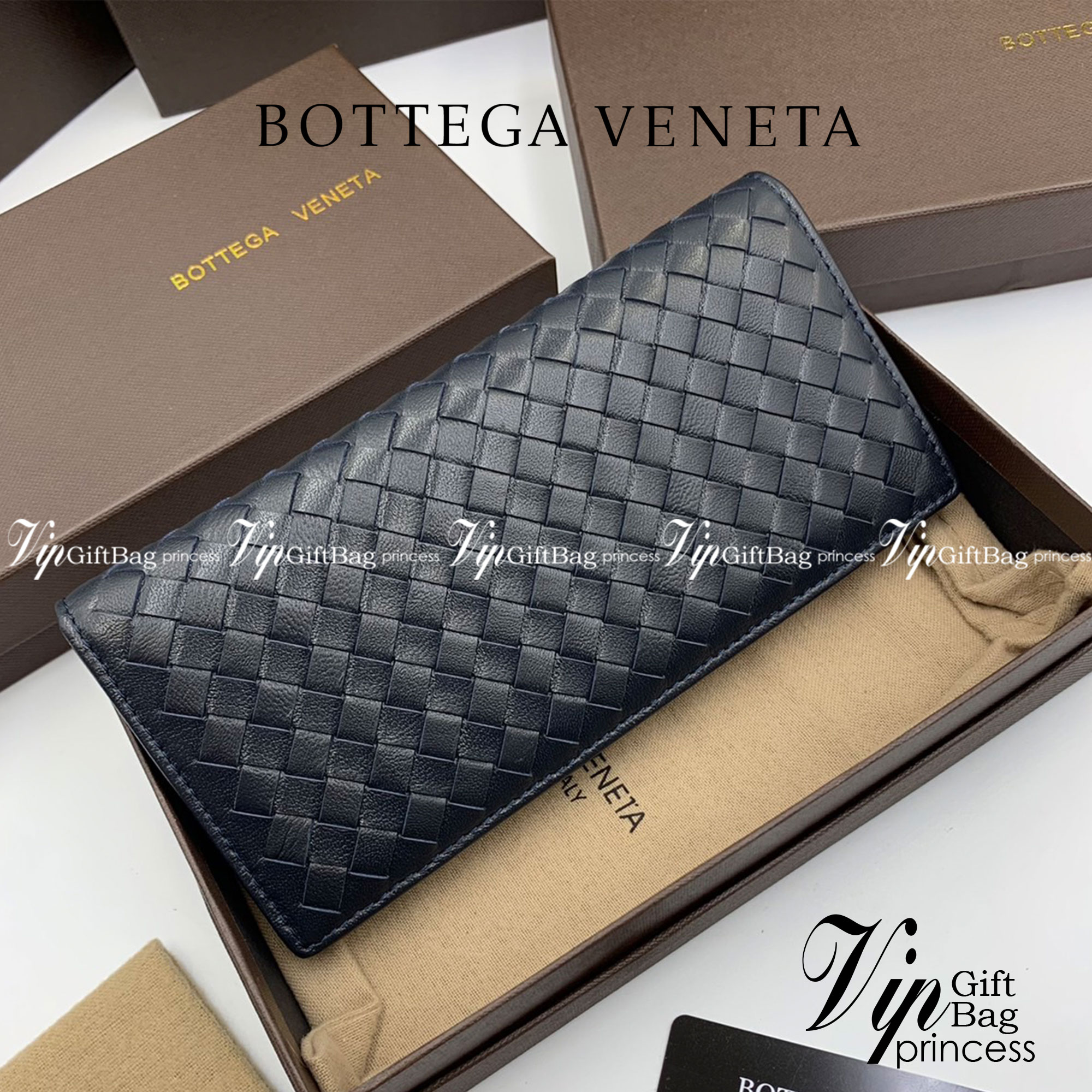 หนังแท้ BOTTEGA VENETA LONG WALLET / BV LONG WALLET / BV Wallet พร้อมส่งที่ไทย กระเป๋าสตางค์ใบยาว 2 พับ รุ่นตามหา มาเท่าไหร่ไม่เคยพอเลยค่า เป็นรุ่นคลาสสิกที่หยิบมาใช้งานได้บ่อยที่สุด งานหนังลูกวัวแท้ทั้งใบ ใช้ทนทานได้นาน ใช้ทนทานได้นานภาพสินค้าถ่ายจากงานข
