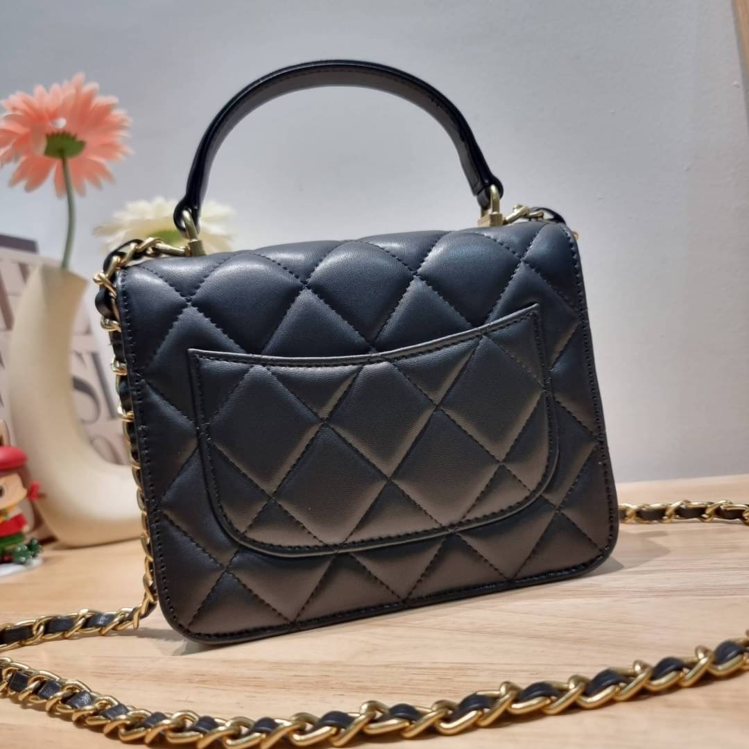 Chanel flap bag with chain กระเป๋าสะพายสุดหรู สวยดูแพง รูปทรงคลาสสิค ขนาดกำลังพอเหมาะ สายสะพายโซ่ในตัว น้ำหนักเบา