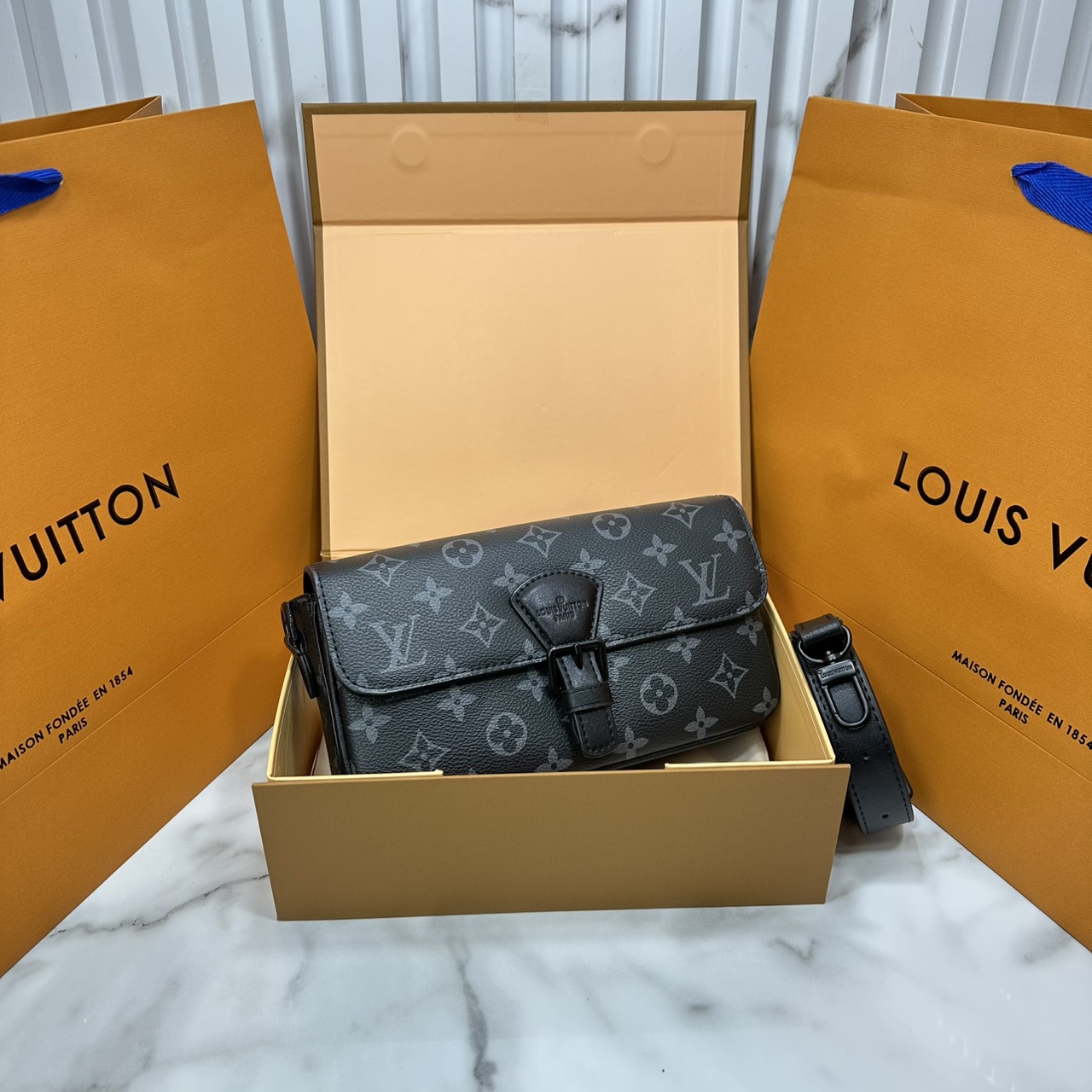 ORI หนังแท้ | LV Montsouris crossbody bag Monogram Eclipse Canvas 22cm กระเป๋าสะพายทรงแมสเซ็นเจอร์ไซส์เล็ก สไตน์กระเป๋าสตางค์แบบสะพาย ดีไซน์ใหม่ทรงยาวล้ำสมัยประดับบัคเคิลสัญลักษณ์เมซงพร้อมแถบแม่เหล็กด้านหน้า สุดไอคอนิก