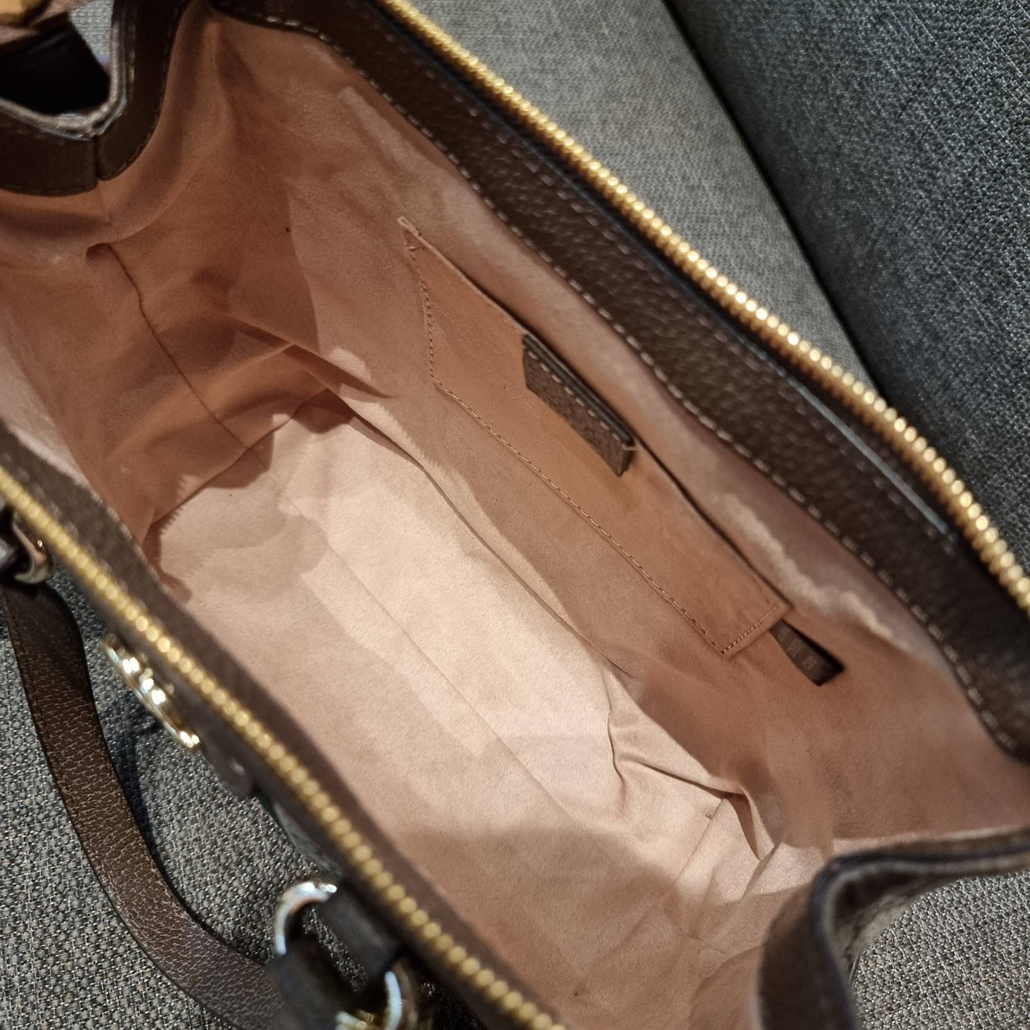 GUCCI Ophidia Small GG Tote Bag GC CLASSIC SMALL TOTE BAG WITH GWP กระเป๋าถือ/สะพาย อีกรุ่นหายาก ที่คงความสวยคลาสสิค และเรียบหรู วัสดุหนังแคนวาส ดีไซน์แถบคาดโดดเด่น รูปทรงสวยน่าใช้มากๆ สะพายขับผิว เปิด-ปิดกระเป๋าด้วยซิป หัวซิปตัว G อะไหล่สีทอง ภายในโล่งกว