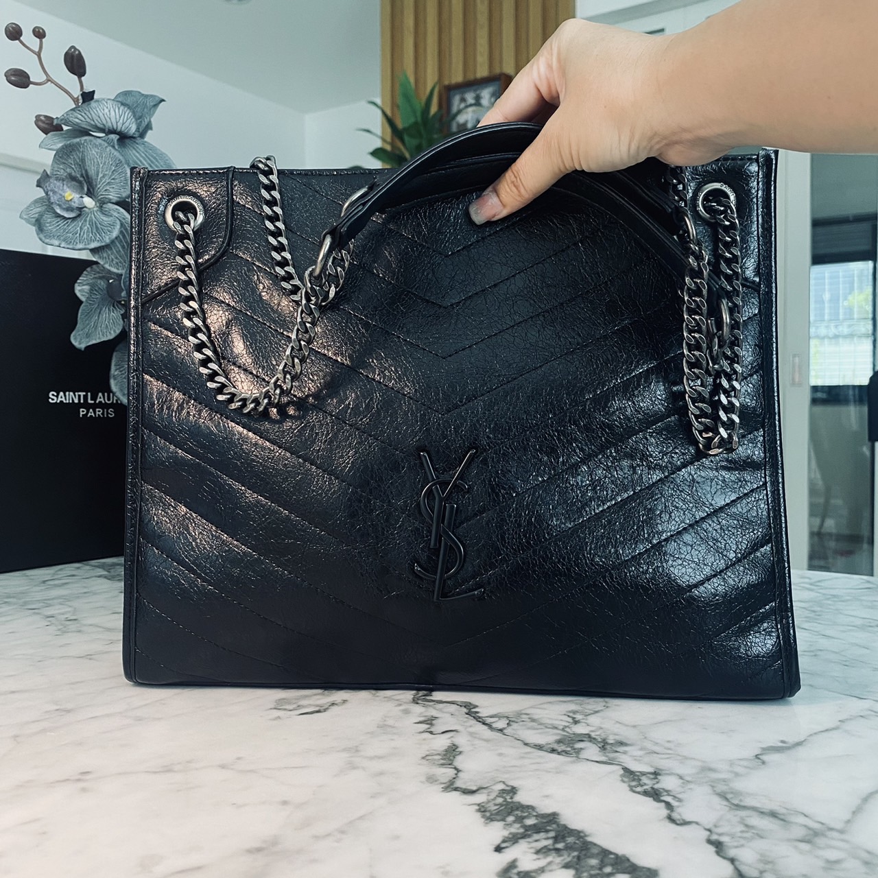 YSL Shopper Niki Tote Bag กระเป๋าสะพายทรงโท้ทใบใหญ่กำลังสวย หรูหราขั้นสุด เสิร์ฟมาให้สวยทันใช้ปีใหม่แน่นอน ใบจริงดูแพงเกินคุ้ม -- [รับตัวแทนกระเป๋า]