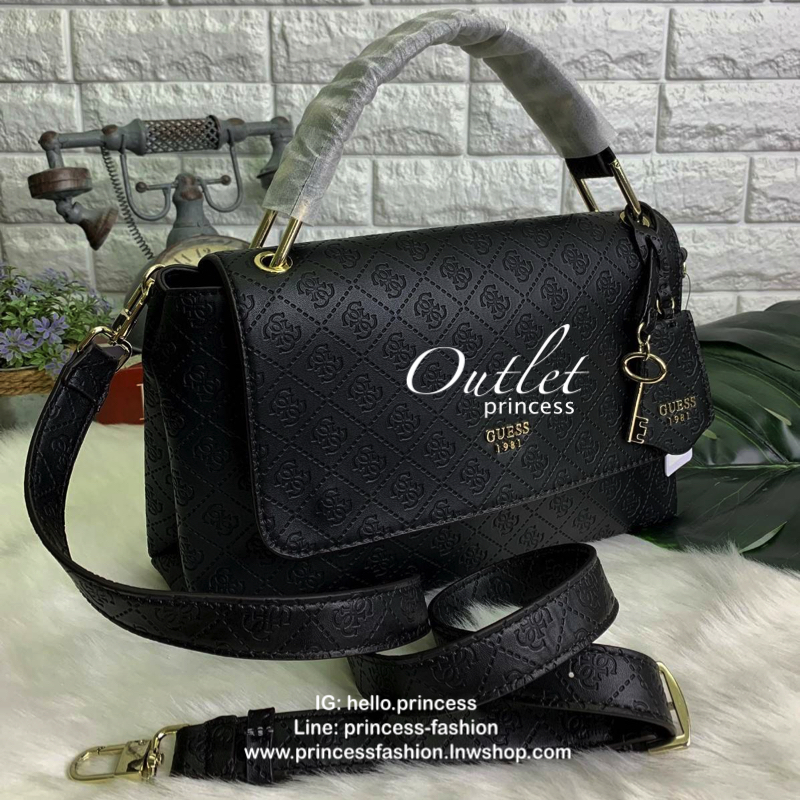 GUESS WOMENS LADIES COAST TO COAST BAG กระเป๋าถือ//สะพายข้าง ทรงสวย หรู วัสดุหนังปั้มลายแบรนด์ทั้งใบ หนังนิ่ม น้ำหนักเบาค่ะ ด้านหน้าห้อยพวงอะไหล่แบรนด์เพิ่มมาให้ เปิดปิดกระเป๋าแบบกระดุมแม่เหล็ก ภายในกว้างมากทีเดียว ใส่กระเป๋าสตางค์ใบยาว; ipad mini ได้ ของ