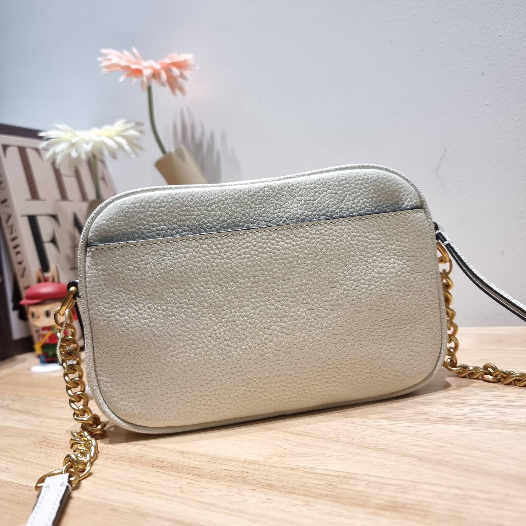 TORY BURCH MCGRAW CAMERA BAG ใหม่จากคอลเลคชั่นสุดคลาสสิค กับกระเป๋าสะพายข้าง ทรงกล่องไซส์กะทัดรัด น้ำหนักเบา ใช้งานง่ายด้วยซิปรูดเปิดปิด แมทช์ได้กับทุกสไตล์การแต่งตัว