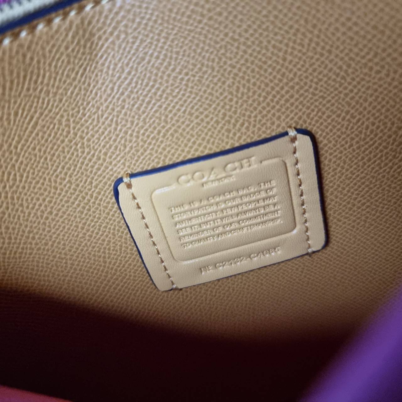 COACH C4085 MOLLIE TOTE 25 IN COLORBLOCK กระเป๋าทรงโท้ทยอดฮิต ขนาดมินิไซส์ ดีไซน์สวยคมทุกรุ่น!! ตกแต่งซิกเนเจอร์ถักทออยู่บนผ้าแคนวาส ดูโดดเด่น ภายในเป็นช่องโล่ง มีช่องซิปกลางใส่ของได้ ขนาดกำลังดีแบบใส่ของได้ครบครัน มาพร้อมสายสะพายข้าง หรือจะถือคล้องแขนเก๋