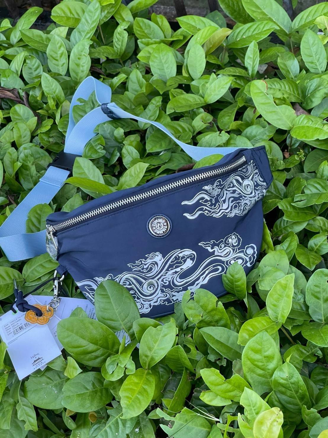 KIPLING X YONGLE PALACE COLLECTION รุ่น FRESH CROSSBODY BAGS กระเป๋าคาดอกรุ่นนี้เป็นการเฉลิมฉลองพระราชวังที่มีประวัติอันแสนยาวนานนับร้อยๆปีจากประเทศจีน ด้วยลวดลายด้านหน้าที่ออกแบบมาอย่างเป็นเอกลักษณ์สวยงามมีมนต์ขลัง ขนาดของกระเป๋าคาดอกใบนี้ทำให้คุณรู้สึกค