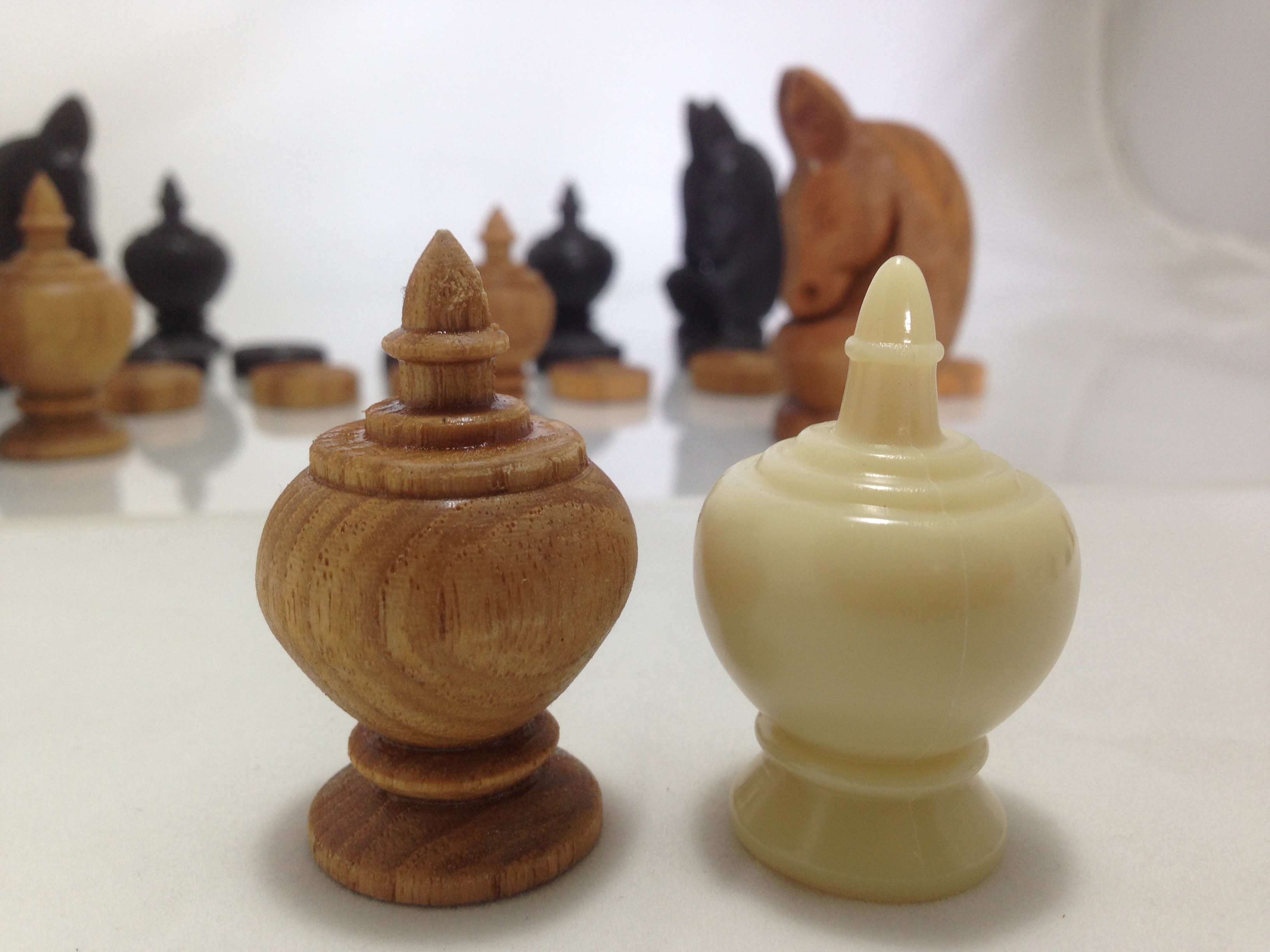 ชุดกระดานและตัวหมากรุกไทยไม้สักพร้อมกล่องเก็บ