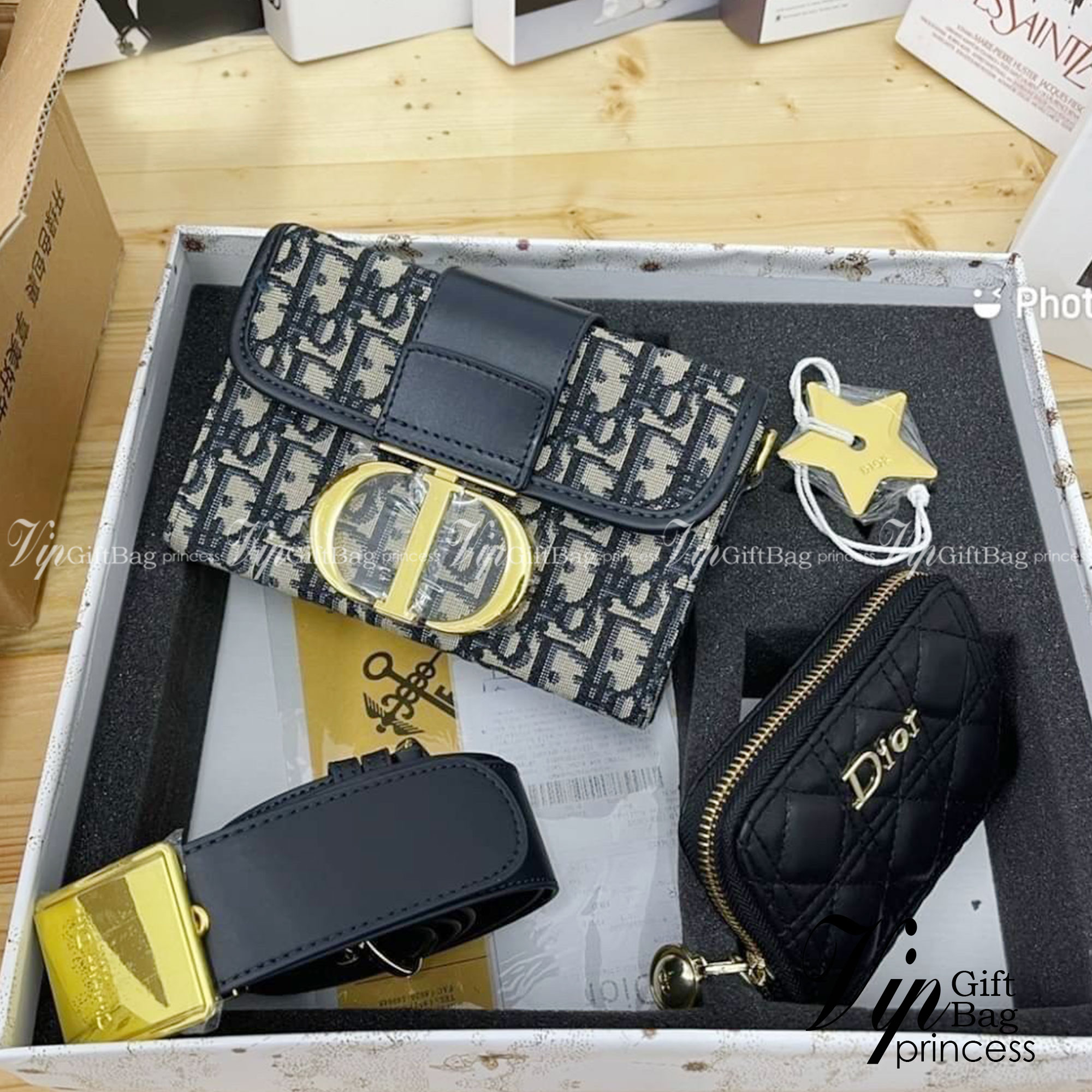 DIOR SET BAG / DIOR 30 Montaigne Bag / DIOR ANAGRAM BOX SET / CD LIMITED EDITION GIFT BOX WITH GOLD STAR BOUTIQUE SET พร้อมเสิร์ฟครบชุด แรร์ไอเท็ม ที่ถูกรวมไว้ในหนึ่งเดียว กับ gift box limited จัดให้ทั้งกระเป๋าสะพายสุดหรู กระเป๋าสตางค์ใบสั้นรุ่นคลาสสิค แล