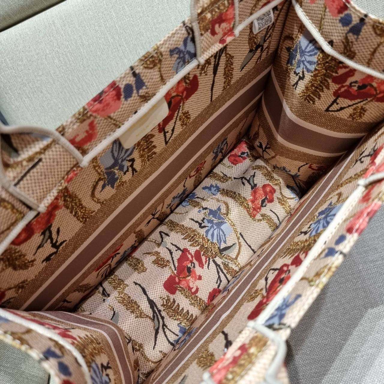 VIP 】HOT ARRIVAL!! DIOR CD SHOPPING BAG WITH GWP กระเป๋าทรงช้อปปิ้งใบใหญ่ จุใจ!! พรีเมี่ยมกิ๊ฟรุ่นดับเบิ้ลฮอต ดีไซน์คลาสสิควินเทจ สวยหรู วัสดุผ้าแคนวาสลายกราฟฟิค ภายในโล่งกว้างมากๆ ใส่ของจุสุดๆ โน้ตบุ้ค ไอแพด กระเป๋าสตางค์ มือถือ หรือเสื้อผ้ายังได้ สะพายค