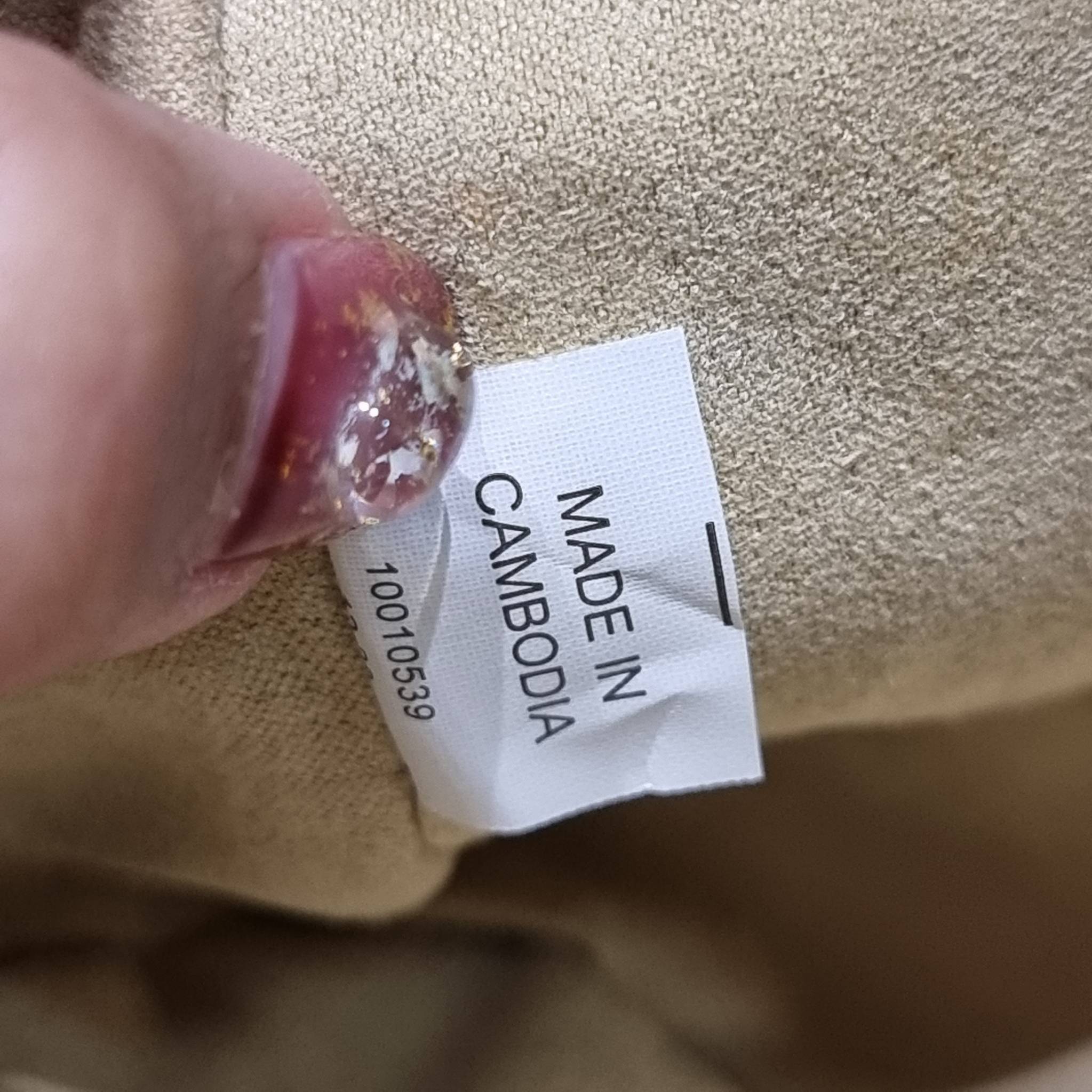 TORY BURCH MCGRAW CAMERA BAG ใหม่จากคอลเลคชั่นสุดคลาสสิค กับกระเป๋าสะพายข้าง ทรงกล่องไซส์กะทัดรัด น้ำหนักเบา ใช้งานง่ายด้วยซิปรูดเปิดปิด แมทช์ได้กับทุกสไตล์การแต่งตัว