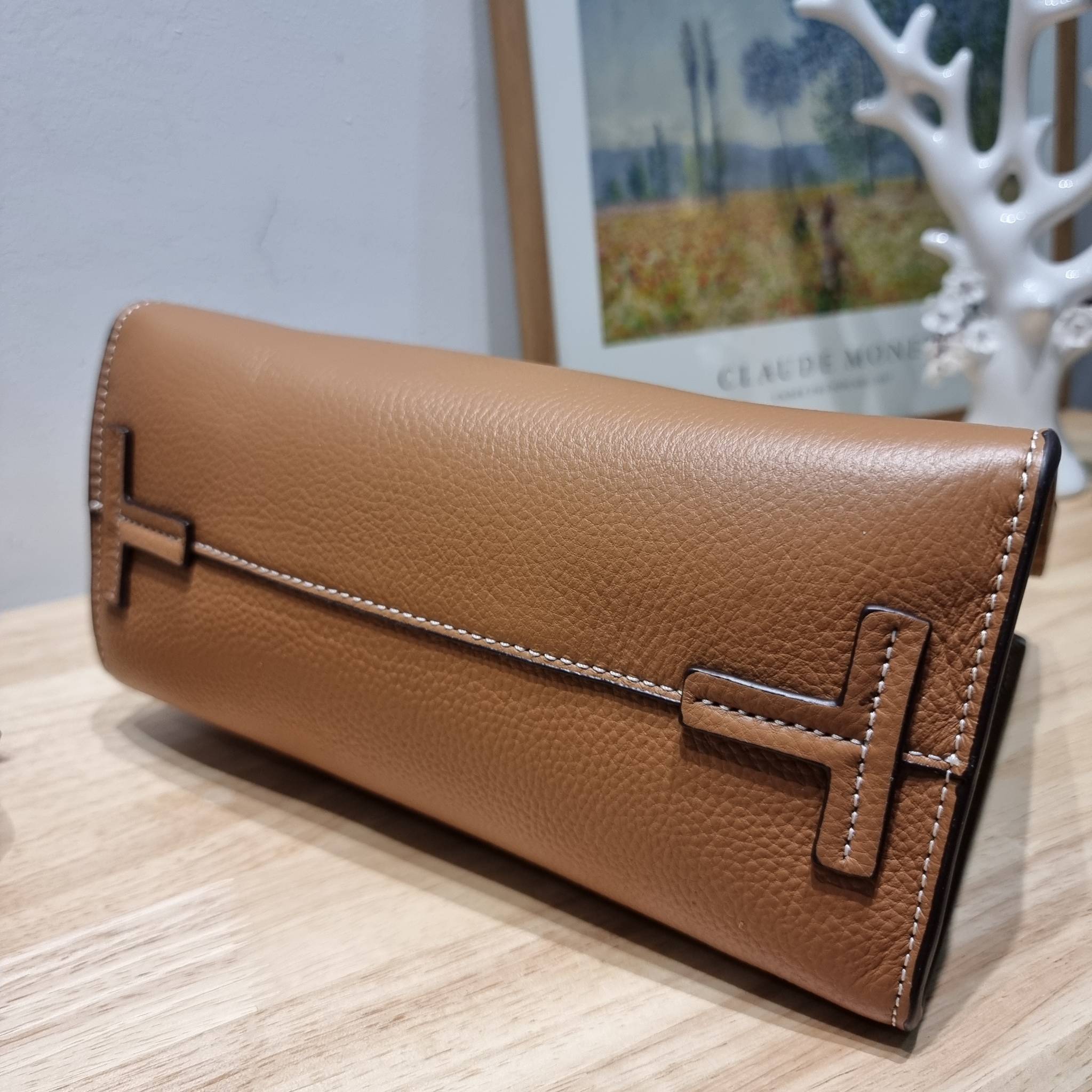 TORY BURCH MILLER TOP HANDLE SATCHEL ใหม่ล่าสุด กับกระเป๋าสะพายรุ่นยอดนิยม ที่มาในดีไซน์ top handle ให้สะดวกใช้ได้มากขึ้นด้วยหูจับในตัว โดดเด่นด้วยโลโก้สีทอง