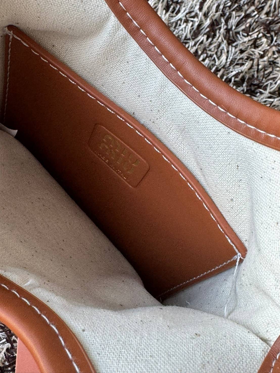 MIU MIU IVY leather handbag / Miu Miu ivy mini tote กระเป๋าสไตล์คลาสสิก มาในดีไซน์เรียบแต่โก้ ให้ลุคที่ดูเท่มั่นใจ สามารถถือและสะพายได้ จุดเด่น ที่โลโก้หนังตัวนูน ที่เสริมให้กระเป๋าดูแฟชั่นและทันสมัย