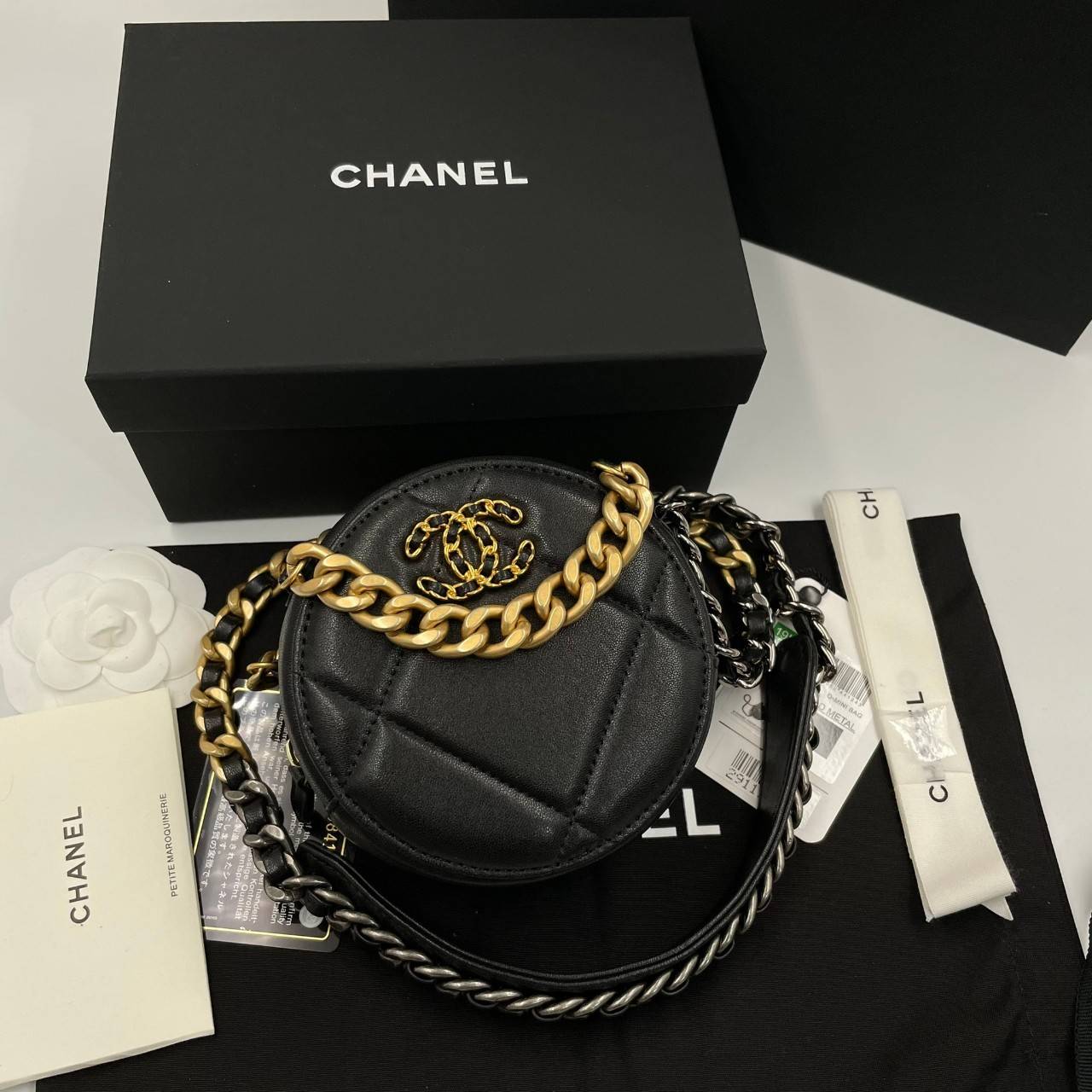 พรีเมี่ยมกิ๊ฟแท้ 100% 】CHANEL CLASSIC CLUTCH CHAIN BAG (GWP) รุ่นนี้มีความพิเศษไฮคลาสมากๆ หนังแท้ สายโซ่เงินทองสลับสี งานสวยเนี๊ยบมากๆ หนังมีความวาวเมทัลลิกทุกสี ให้สัมผัสดีน่ามอง หรูหราระดับเวิลคลาสมากค่ะ เป็นรุ่น World Class for Member Gift คุณภาพเกินรา