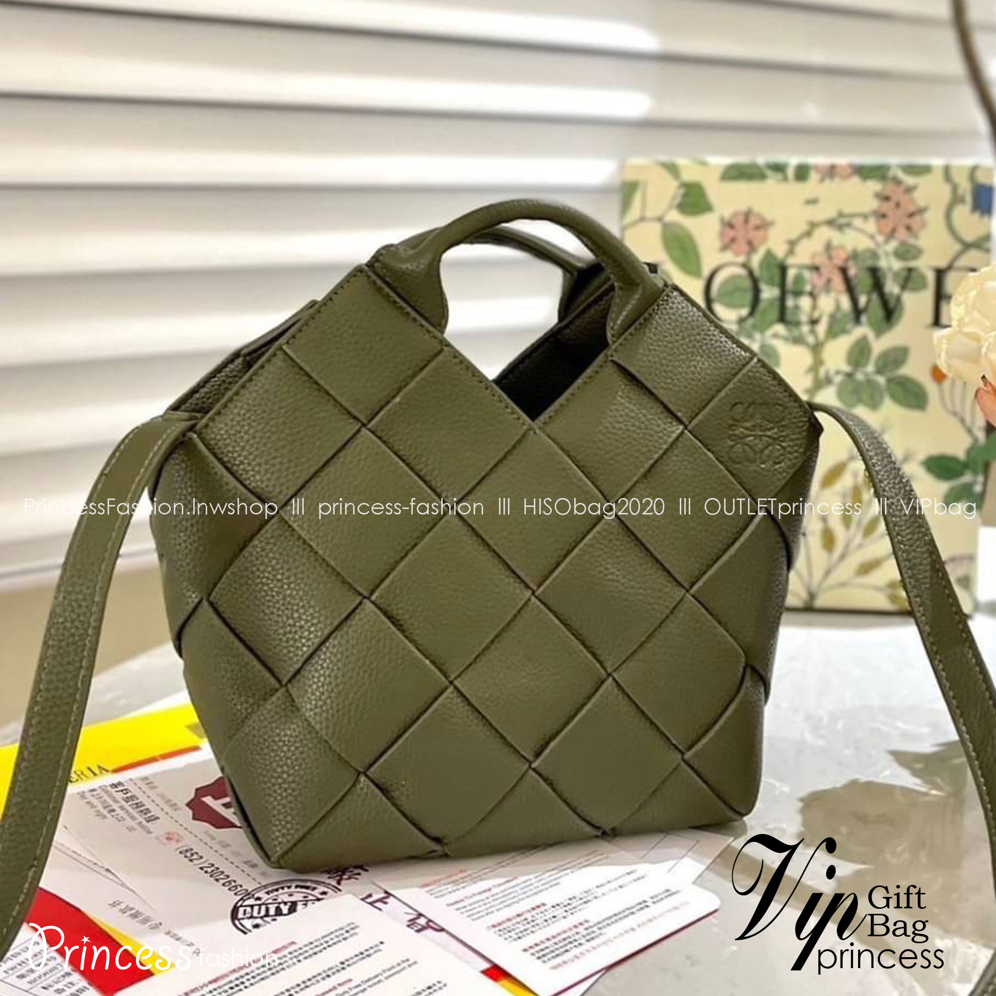 LOEWE WOVEN BASKET LEATHER BAG 20cm กระเป๋าสะพายถักทอด้วยความปราณีต ขนาดกำลังดีจุได้แบบเน้นๆ วัสดุหนังอย่างดีเต็มใบ หรูเลิศ
