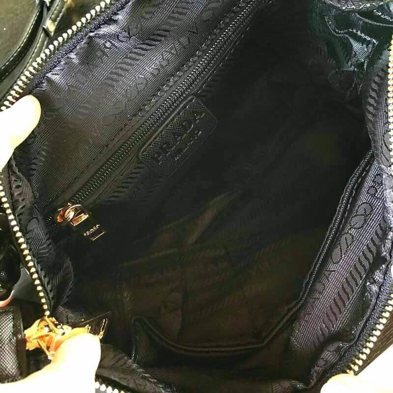 PRADA NYLON MINI SHOULDER BAG กระเป๋าสะพายทรงคลัชพรีเมี่ยมกิ้ฟจากเคาน์เตอร์ต่างประเทศรุ่น Limited edition ที่ฮ๊อตสุดๆวัสดุเป็น Nylon เนื้อหนาคุณภาพดีตามแบบฉบับของแบรนด์ ขนาดมินิกำลังดีน้ำหนักเบา ด้านหน้าประดับโลโก้แบรนด์อะไหล่ทองหรู ภายในมีช่องซิปและช่องใ