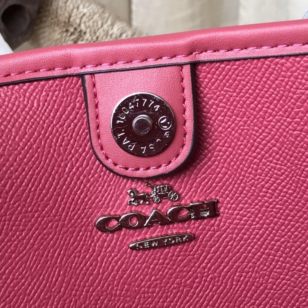 OUTLET 】COACH C4119 CITY TOTE WITH APPLE PRINT COACH CITY TOTE WITH POPSICLE PRINT C4277 แจกความน่ารักสดใส ด้วย 2 รุ่น กับเหล่าแอปเปิ้ลเขียวที่ยกมาทั้งสวน!! และลวดลายไอศครีมโทนชมพูแสนหวาน ดีไซน์ดึงดูดความสนใจได้ดีเลยทีเดียว กระเป๋าทรงช็อปปิ้งใบใหญ่ ที่จุย