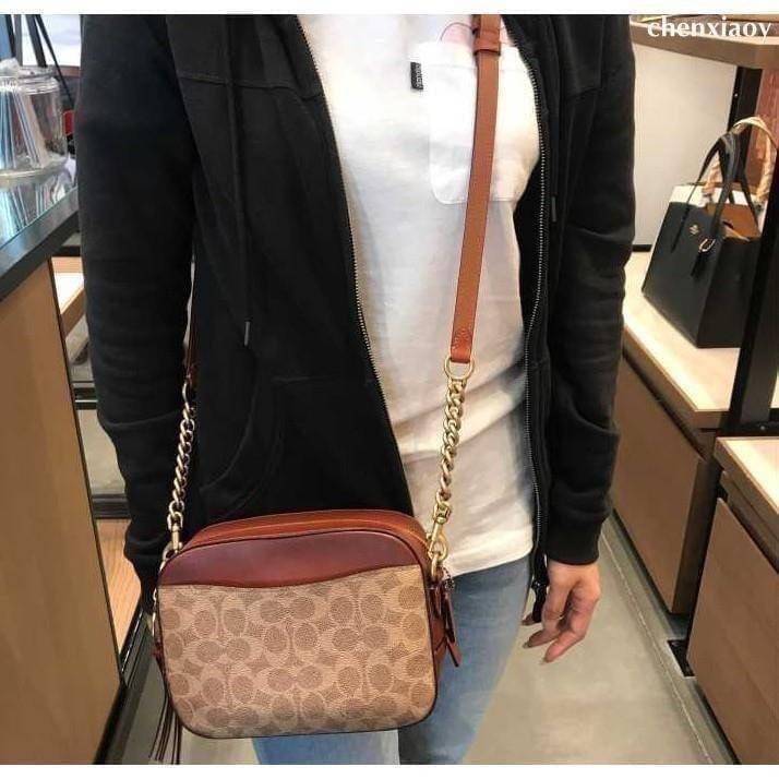 COACH 31208 CAMERA BAG IN SIGNATURE CANVAS รุ่นหายาก กระเป๋า crossbody ทรงกล่องสวยหรู ดีไซน์ลงตัว สีแทนรัสท์โดดเด่น วัสดุหนังแคนวาสเคลือบลาย ตัดด้วยอะไหล่ทองเหลือง สวยเข้ากันสุดๆ!! เปิด-ปิดกระเป๋าด้วยซิปพวงหนัง ภายในโล่งกว้าง ใส่ของสำคัญได้ครบ ใบนี้ใบเดีย