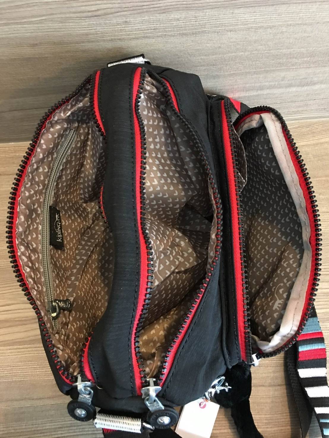 Kipling Reth กระเป๋าสะพายทรงสวย รุ่นยอดนิยม สายสะพายปรับระดับสั้น-ยาว เป็นกระเป๋าสะพายแบบ cross body ได้ค่ะ ช่องซิปเยอะ ใส่ของได้เป็นสัดส่วน จุสัมภาระได้ดีเลยค่ะ ทรงสวย สะพายน่ารักมาก ห้ามพลาดเลยค่ารุ่นนี้