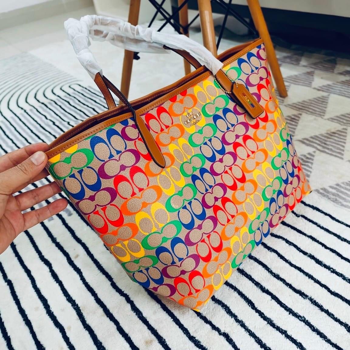 COACH CITY TOTE IN RAINBOW SIGNATURE CANVAS C4181 กระเป๋าสะพายข้างทรงโท้ทใบใหญ่ หนังลาย C สกรีนลายโค้ช รุ่นนี้ ปากกระเป๋าไม่มีชิป มีกระดุม แม่เหล็ก ด้านในมีช่องซิปไว้ใส่กระเป๋าเงินได้คะ เป็น รุ่นยอดนิยมคะ จุของได้เยอะมาก