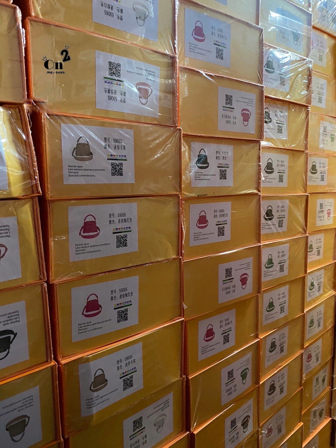 LV capucines top handle กระเป๋าถือสุดหรู ดีไซน์ทรงคลาสสิค อะไหล่สีทองปั้มทุกจุด มาพร้อมสายสะพายยาวงานจริงสวยทุกมุมเป๊ะปังมากค่ะ งานมาพร้อมหูจับในตัว ที่สุดของความสวยในราคาเบาๆ ด้วยรูปทรงวินเทจและวัสดุหนังลูกวัวสังเคราะห์ สัมผัสดี ขับผิว ทำให้ไอเท็มนี้สะกด