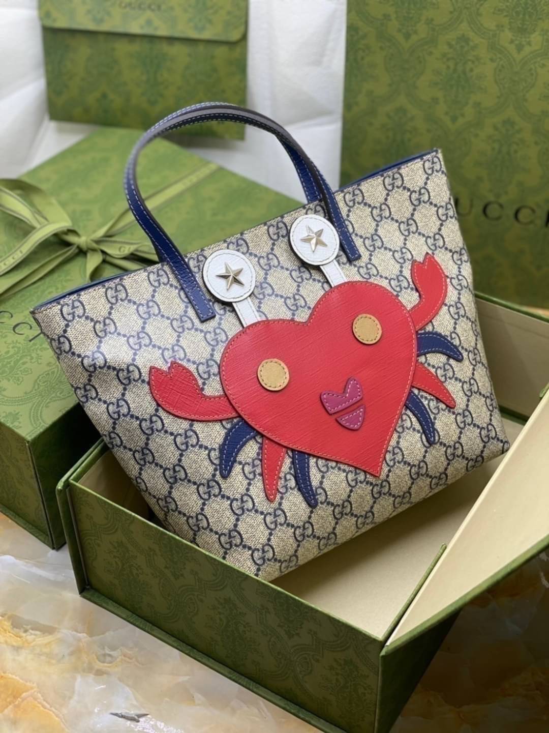 (รวมแบบ) หนังแท้ GUCCI Animal-Friendly Gucci Kid GG Supreme Tote Bag ลายใหม่น่ารักมากเลยค่าา งานหนังแท้ทรงตั้งสวย ขนาดกะทัดรัด จุของได้เยอะ ใช้ได้ทั้งเด็กและผู้ใหญ่ น่ารักมากค่ะ