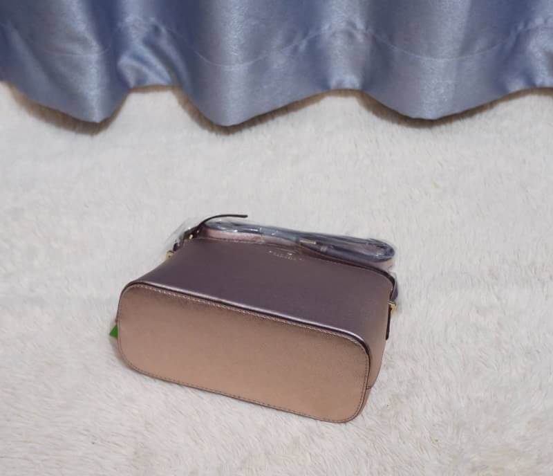 KATE SPADE CEDAR STREET MANDY แบรนด์ดังจากอเมริกาสุดฮิต กระเป๋าขนาดน่ารัก สะพายข้าง หนัง saffiano ภายในลายสวยเก๋สีทองเรียบหรู ทรงแข็งอยู่ทรง MUST HAVE!!