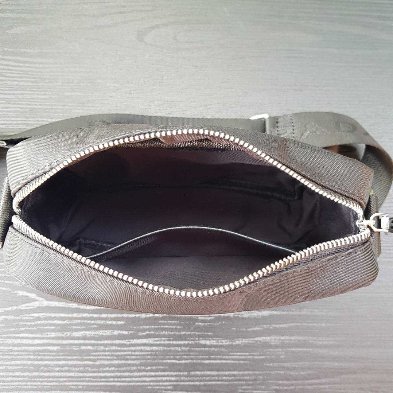 PRADA RE-NYLON MESSENGER BAG BLACK กระเป๋าสะพายทรง Messenger รุ่น Unisex ขนาดกำลังดี ดีไซน์เรียบ แต่หรูหรา สไตล์ Prada สายสะพายยาวปรับระดับได้ สามารถสะพายไหล่ และครอสบอดี้