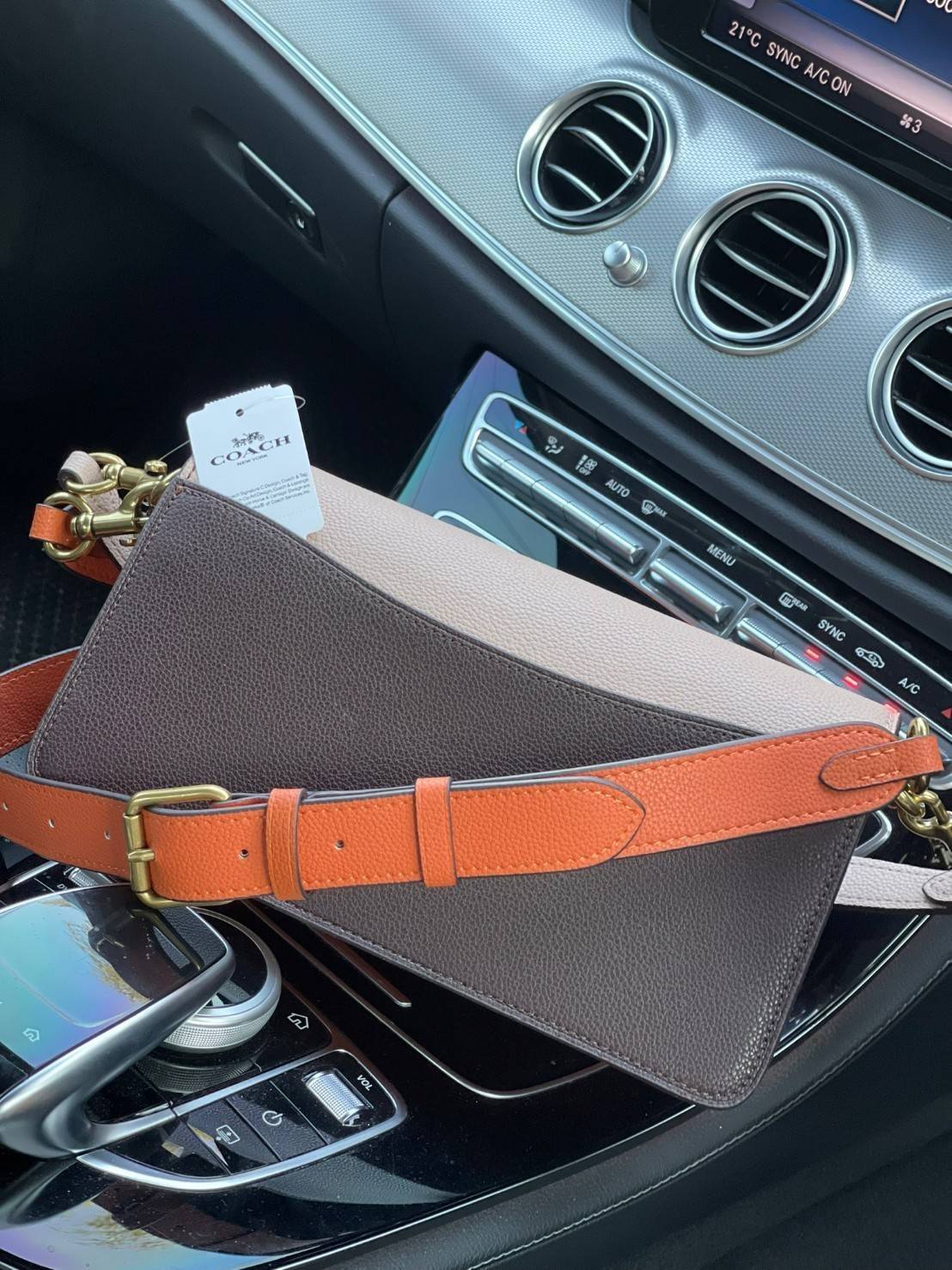 Coach Tabby Shoulder bag Coach Colorblock Tabby Shoulder Bag 26 Taupe Ginger Multi/gold 76105 ให้ลุคเก๋ ๆ ด้วยสีและลวดลายคลาสสิกตามแบบฉบับสาว Coach กระเป๋าสะพายไหล่สุดคลาสสิกรุ่นนี้ เป็นรูปทรงสี่เหลี่ยมผืนผ้าที่เข้าได้กับสาว ๆ ทุกสไตล์ หมุดสำหรับเปิดปิดกร