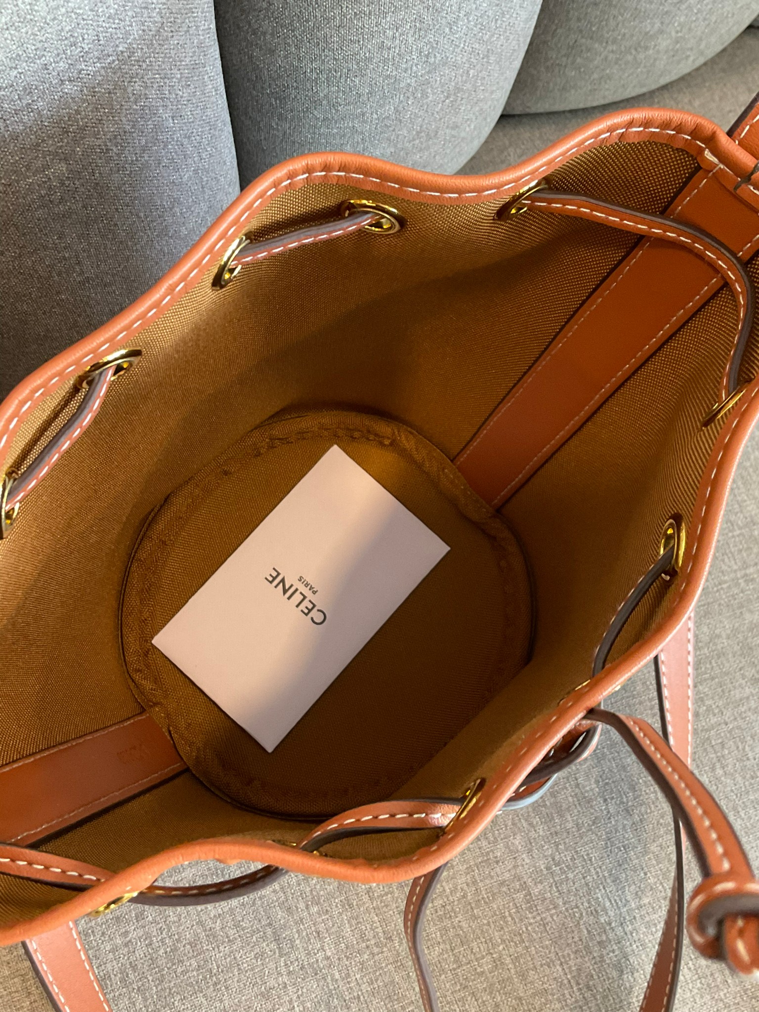 CELINE SMALL DRAWSTRING BAG IN TRIOMPHE ในรุ่นนี้ได้รับคำชื่นชมจากแฟชั่นกูรูทั้งหลาย เนื่องจากมีรูปทรงที่สุดแสนจะเรียบง่าย มีช่องใส่ของที่กว้าง ตัวกระเป๋าเป็นแบบหูรูด ช่วยให้เปิด-ปิดง่าย สะดวกต่อการใช้งาน