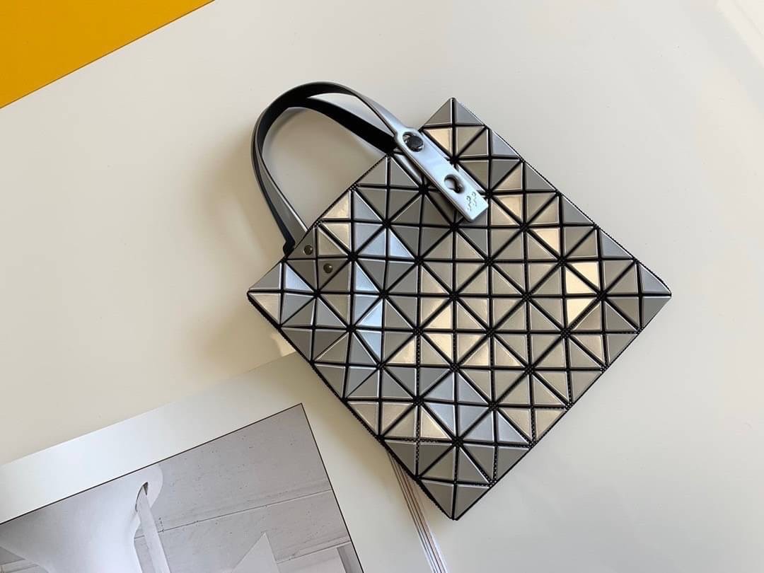 BAOBAO ISSEY MIYAKE 6x6 BLOCK TOTE BAG กระเป๋าถือทรง shopping โท้ท ลายตาราง บล็อคสี่เหลี่ยมสามเหลี่ยม ภาพสินค้าถ่ายจากงานขายจริง ใช้งานต่างประเทศได้ค่ะ