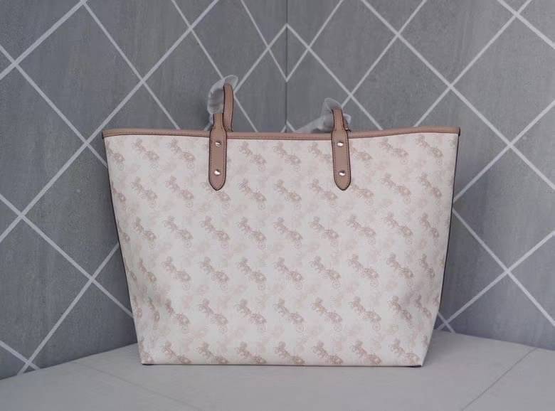 COACH 91107 REVERSIBLE CITY TOTE WITH HORSE AND CARRIAGE PRINT ใช้ได้ 2 ด้าน 🔺ทรง Tote รุ่นแนะนำค่ะ!! วัสดุ pvc อย่างดี นิ่มยวบตัวสวย ลายรถม้าทั้งใบค่ะ (ในไทยหายากค่ะลายนี้) 📌สามารถใช้ได้ทั้งด้านในและด้านนอกนะคะ สวยทั้ง2ด้านเลยทีเดียว เป็น