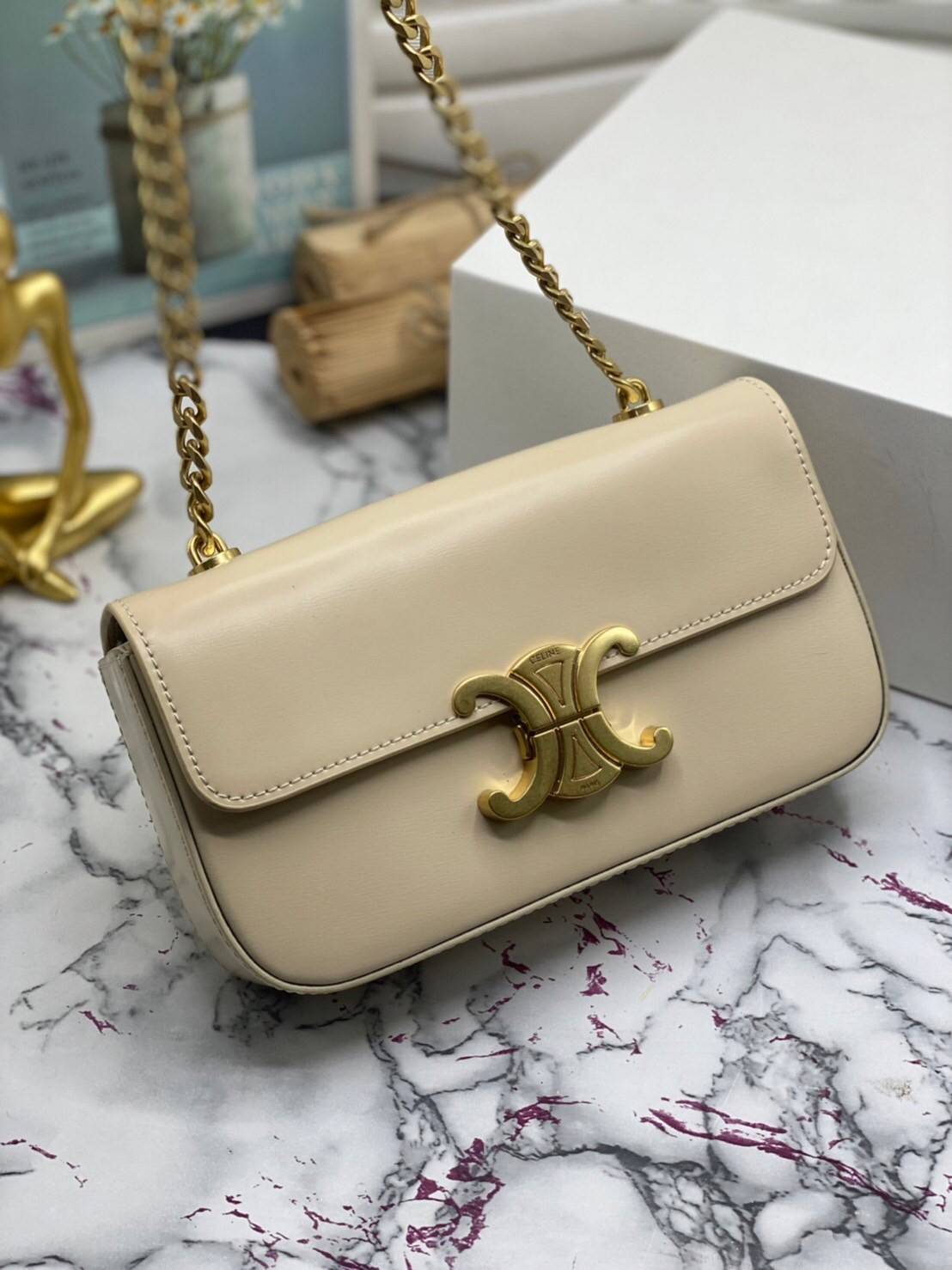 หนังแท้ CELINE CHAIN SHOULDER BAG / CELINE TRIOMPHE พร้อมส่งที่ไทย กระเป๋าเรียบหรูและดูทันสมัย ให้คุณเลือกสะพายในชีวิตประจำวันเข้ากับการแต่งตัวสบาย ๆ หรือจะสะพายออกงานปาร์ตี้สังสรรค์ก็ช่วยให้คุณดูโดดเด่น มีรูปทรงที่ดูแข็งแรงจึงไม่เสียรูปทรงแม้ใส่ของจำนวนม