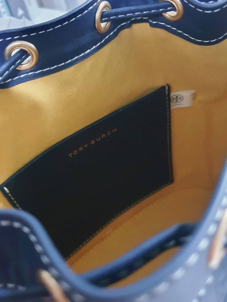 OUTLET 】BEST PRICE!! ปรับราคาพิเศษ เหมาะกับให้เป็นของขวัญที่สุด! งานช็อป 💕 Tory burch monogram leather bucket bag ดีไซน์สวยงามตามแบบฉบับของแบรนด์แล้ว **ที่ทำจากวัสดุหนังแท้ ตัวกระเป๋าอยู่ทรงสวยมีลายแบรนด์สวยหรู ใช้รูดเปิดปิด ภายในบุผ้าอย่างดี มีช่