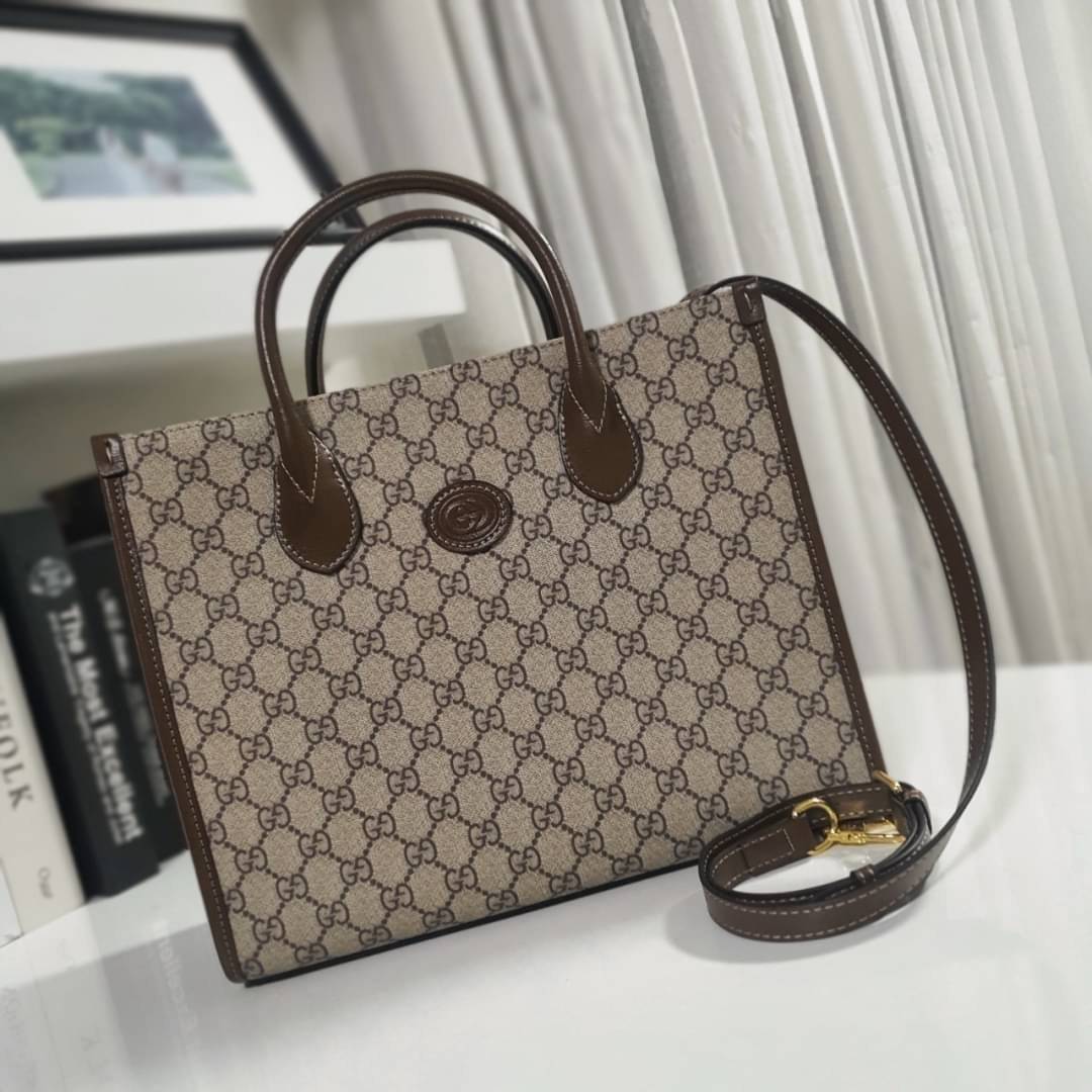 GUCCI FRAGRANCES CROSSBODY BAG VIP ORIGINAL 1:1 GIFT WITH PURCHASE (GWP) พรีเมี่ยมกิ๊ฟ Limited Edition จาก GUCCI PERFUME ใบใหญ่ทรง TOTE **ใส่ไอแพดได้ วัสดุ Geniune Leather หนังแท้ตัดผ้าแคนวาส ทรงเหลี่ยมสุดฮิต ดีไซน์สวยอยู่ทรง ภายในโล่งกว้าง มาพร้อมช่องซิป