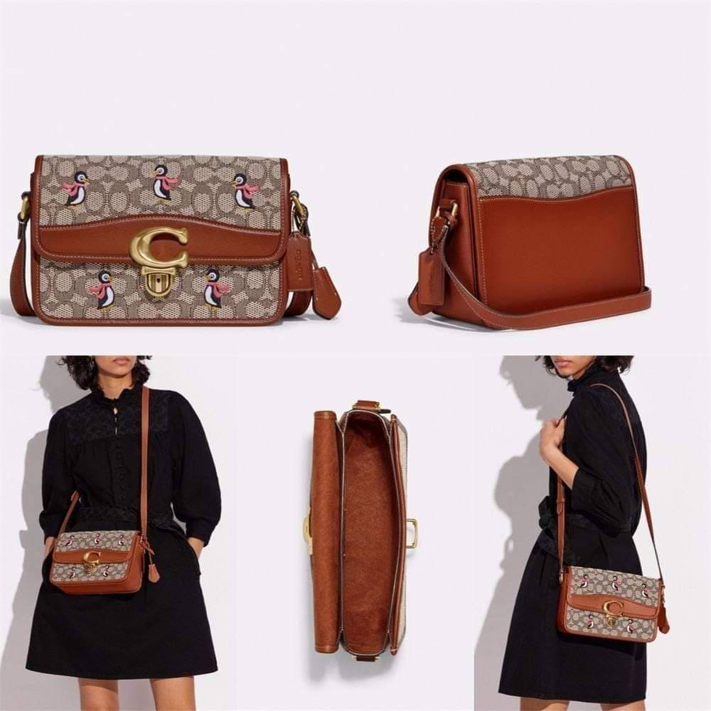 COACH STUDIO SHOULDER BAG IN SIGNATURE JACQUARD WITH PENGUIN MOTIF (C7935) กระเป๋าสะพาย ดีไซน์เฉียบ! สุดคลาสสิค ที่เป็นเอกลักษณ์เฉพาะตัว//วัสดุ JACQUARD พิมพ์ลาย SIGNATURE ผสมหนังแท้ รูปทรงสวย ดีเทลเรียบหรู เพิ่มดีไซน์โดดเด่น ด้วยการปักเย็บ รูปเพนกวินสุดน