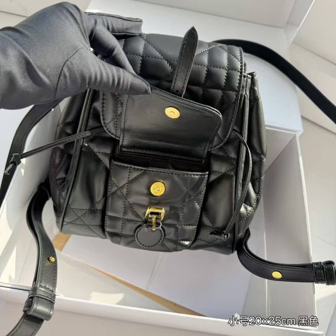 DIOR Small Caro Backpack กระเป๋าเป้ไซส์เล็กน่ารัก ดีไซน์ใหม่ หนังสวยเกินเรื่องมากๆ สัมผัสนิ่ม หรูหรา หูจับในตัวดีไซน์โค้งมนอะไหล่ทองสวยโดดเด่นไม่เหมือนใคร ที่สุดของความลัคชูต้องยกให้แบรนด์นี้