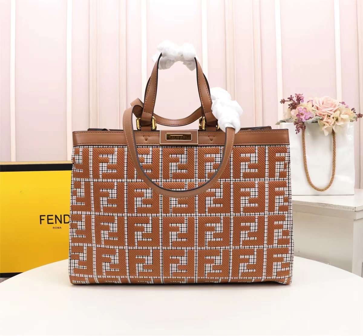 FENDI PEEKABOO X-TOTE BAG 40cm เกรดเทพออริจินอล FENDI MONOGRAM SHOPPING BAG สวยมงลงมากค่ะ กระเป๋าสะพายข้างได้ ถือได้ ใบใหญ่ลายโมโนแกรม FF สวยมากทรงนี้ใช้เป็น everyday bag ได้ จุใจใส่ของได้เยอะ ตัวกระเป๋าผลิตจากผ้าทออย่างดี อยู่ทรงสวย ภายในโล่ง สวยหรู ดูดี