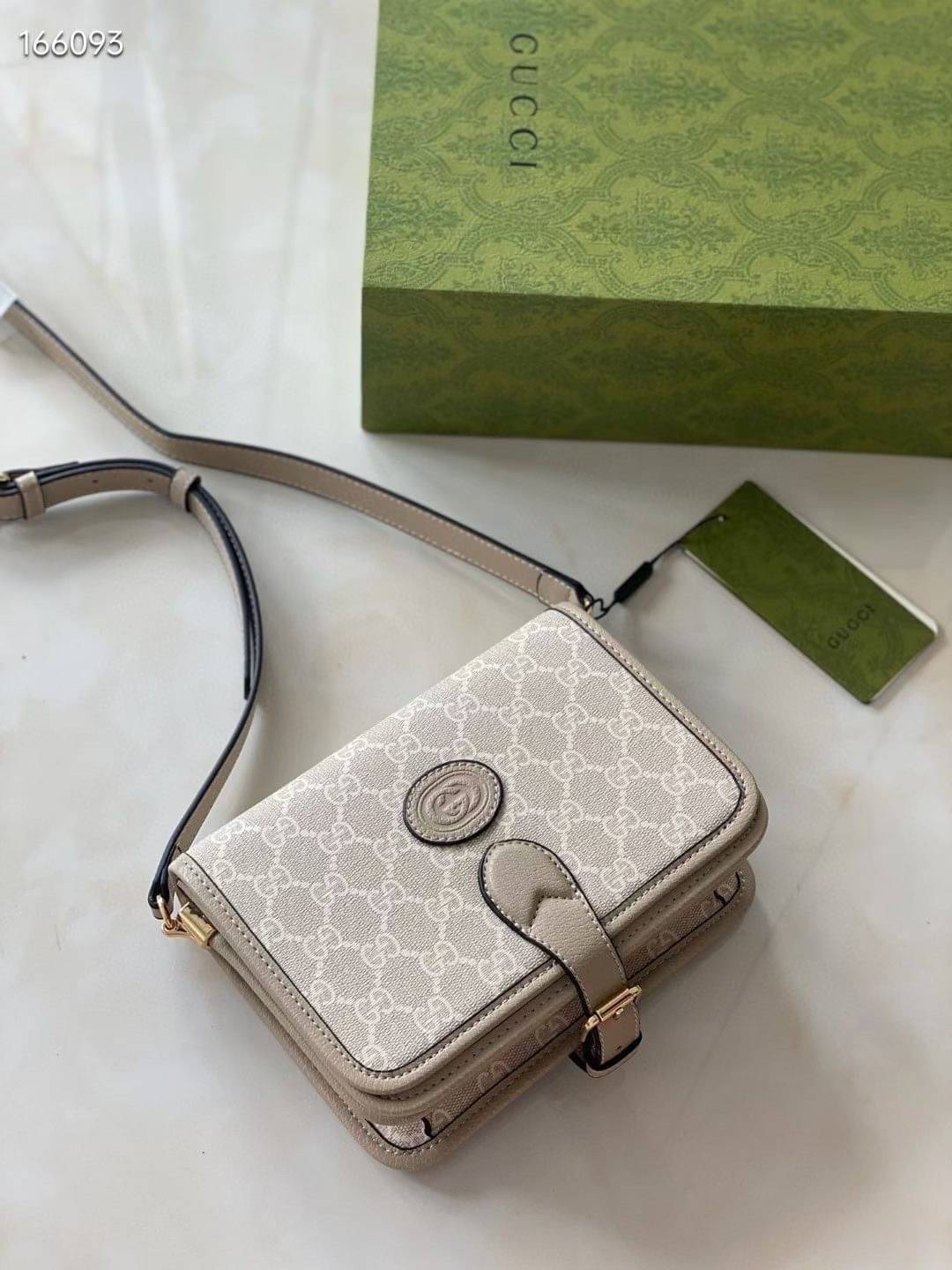 ออริจินอล Gucci Mini shoulder bag with Interlocking G กระเป๋าสะพาย อีกหนึ่งในสัญลักษณ์ที่สำคัญของแบรนด์ Interlocking G แคนวาสโมโนแกรมสวยงาม