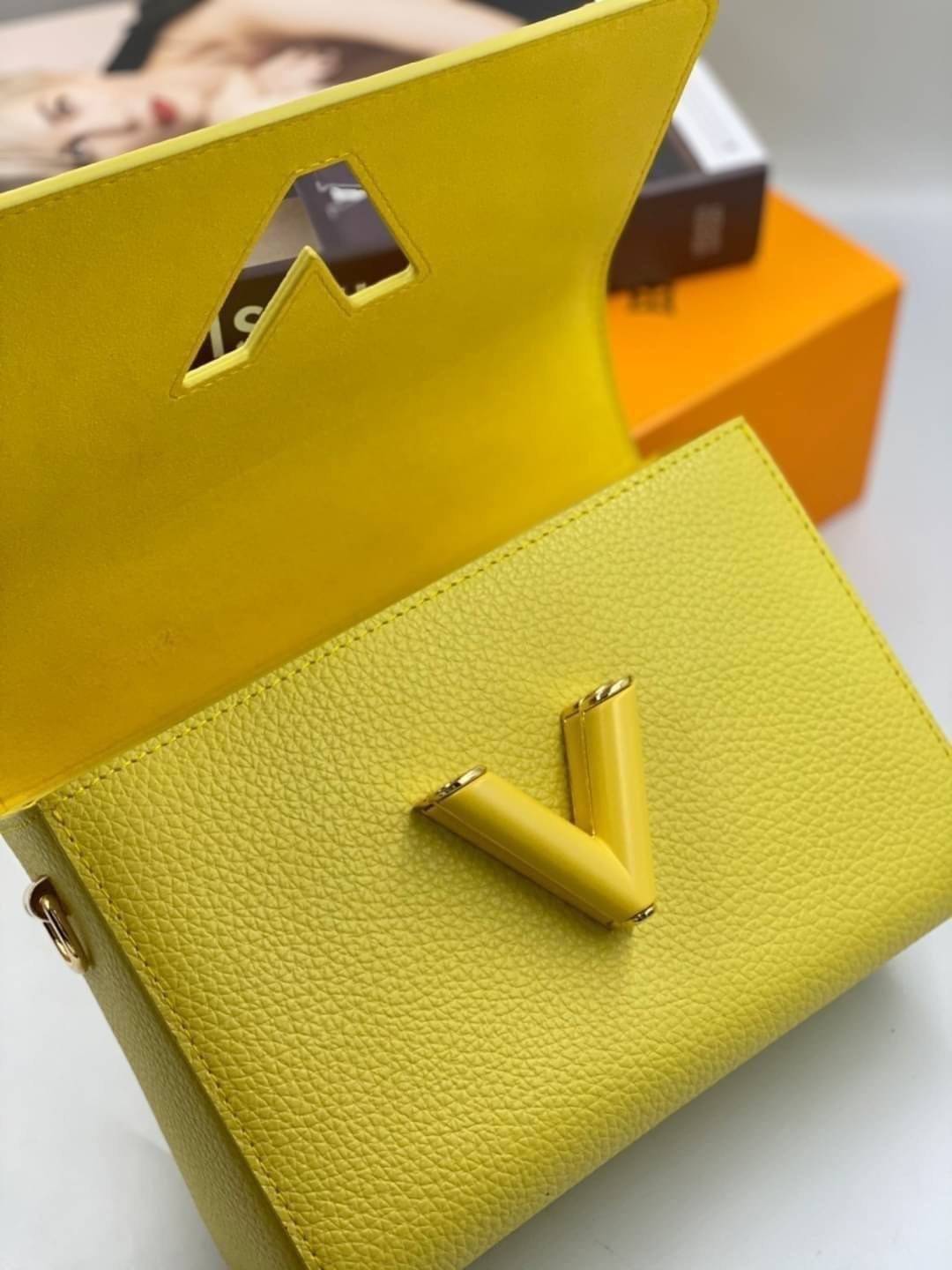 หนังแท้ LOUIS VUITTON Scrunchie Twist Bag พร้อมส่งที่ไทย เกรดออรินอลงานหนังแท้ทั้งใบ ภาพสินค้าถ่ายจากงานขายจริง ใช้งานต่างประเทศได้