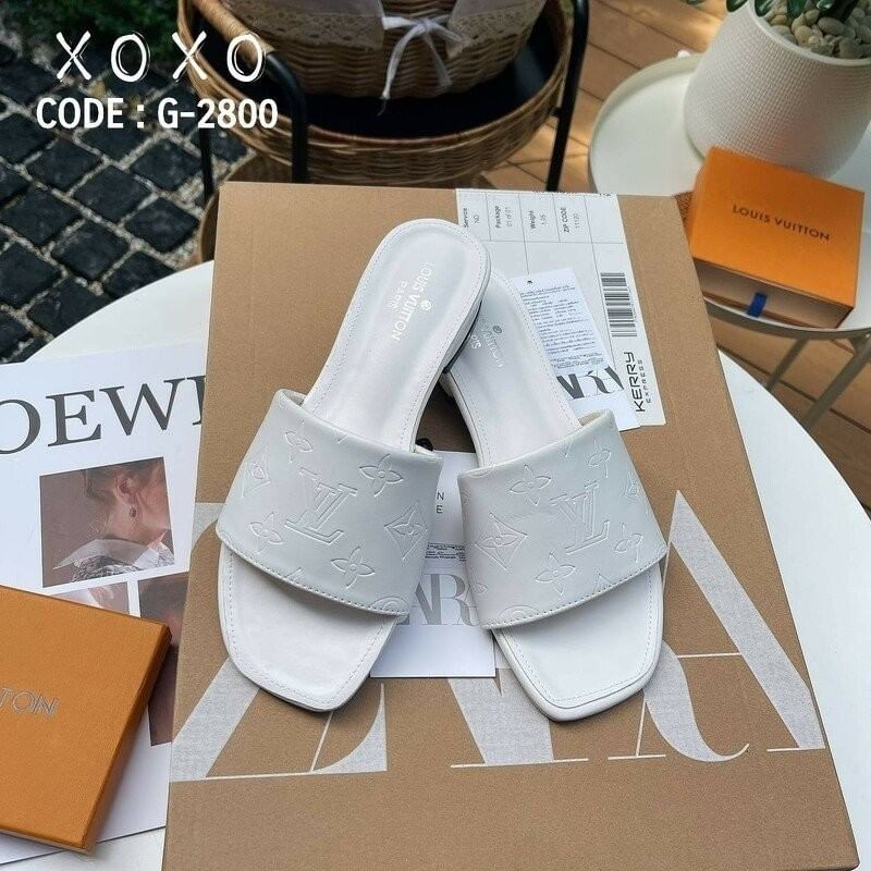 Louis Vuitton งานสวม งานปั๊มลึก โลโก้แบรนด์ มีส้นเล็กน้อยกำลังใส่สบาย งานชนช้อป ตอยนี้เลยคะ วัสดุหนังนุ่ม