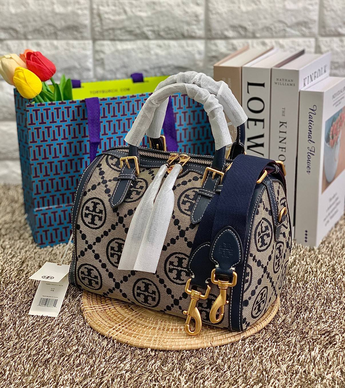 สวยก่อนใครแน่นอนค่ะนาทีนี้💋 💥รุ่นที่กำลังฮิตมากตอนนี้ของเหล่าคนดังใน ตปท.! TORY BURCH T MONOGRAM JACQUARD BARREL ((ใบใหญ่)) พร้อมส่งที่ไทยทันที! กระเป๋าทรงหมอนจาก Tory burch วัสดุ jacquardทอลายแบรด์+หนังแท้ ได้สวยงามหรู ดูคลาสสิคมากๆค่ะ เป