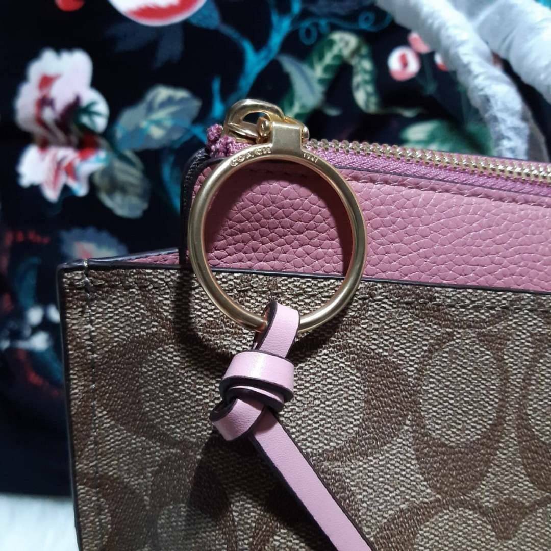 COACH 2319 MAY TOTE IN COLORBLOCK SIGNATURE CANVAS กระเป๋าโท้ท ดีไซน์ใหม่ล่าสุด!! 💕💕 เก๋ตรงปากกระเป๋า คล้ายกระเป๋าซ้อนในตัว สีตัดกับตัวกระเป๋าได้อย่างลงตัว ทรงสวย ใบใหญ่ใส่ของได้เยอะ เปิด-ปิดด้วยซิป รูดใช้งานง่าย ภายในโล่งกว้าง ด้านหลังมีช