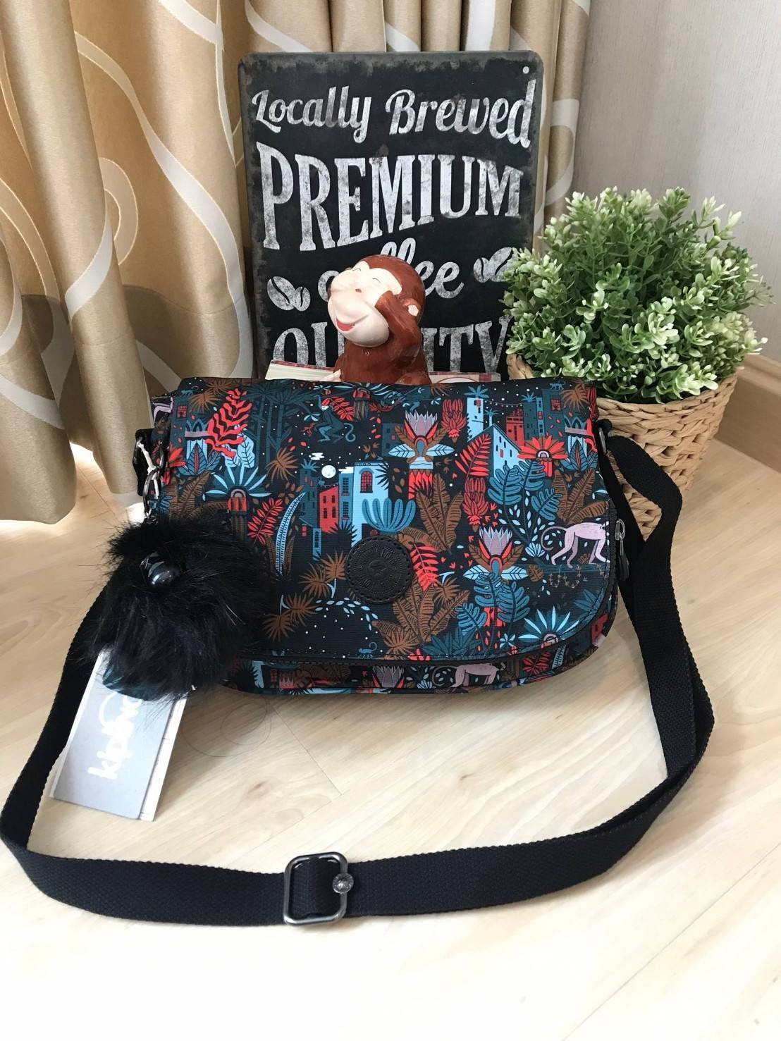 Kipling Basic Plus Earthbeat S Crossbody bag กระเป๋าสะพายทรงครอสบอดี้ สามารถสะพายได้ทั้งสายคู่และสายเดี่ยว มีดีเทลที่ฝาหน้ามีช่องซิปซ่อนทรงลึกและด้านหลังมีอีก1ช่อง ช่องหลักเปิดปิด2ชั้นด้วยกระดุมแม่เหล็กและซิปเดียวใช้งานง่าย ภายในใส่ได้ทั้งมินิไอแพค กระเป๋