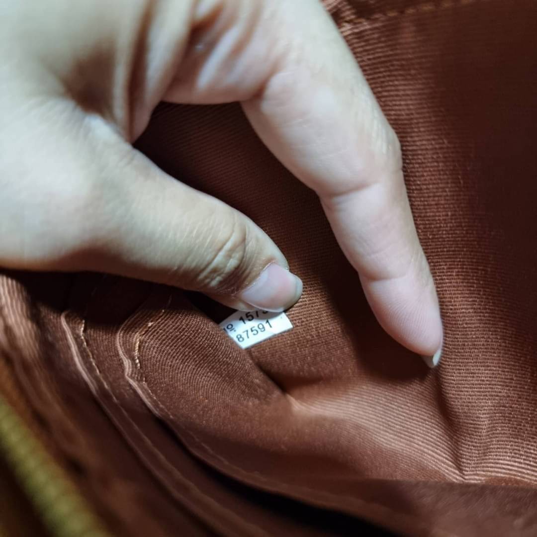 COACH F87591 DOUBLE CORNER ZIP WALLET IN SIGNATURE COATED CANVAS คล้องมือรุ่น 2 ซิป!! มาแล้วจ้า 🌟🤗 ไซส์นี้คือเหมาะมือจริงๆ พกง่ายเช่นเคย ไม่ต้องกังวลว่าจะเกะกะหรือกินพื้นที่กระเป๋าหลัก วัสดุหนังแคนวาสเคลือบลาย มีช่องหลักแยก 2 ช่อง ภายในบุผ