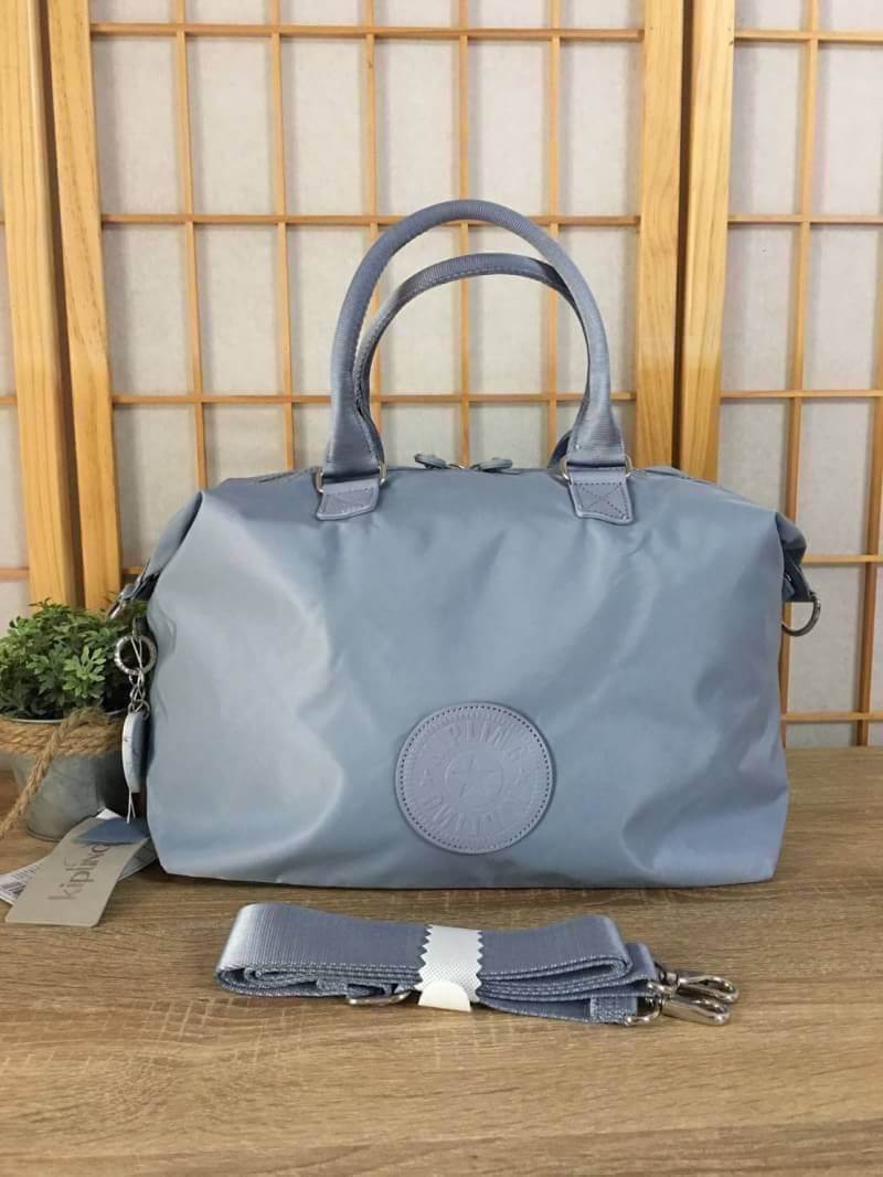 Kipling Tiram Handbag 2018!!! Kipling factory oem HK กระเป๋าสะพายใบใหญ่ วัสดุไนล่อนคุณภาพสูง กันน้ำ ระดับนึงเลยค่ะ สามารถถือได้ สะพายข้างได้ เปิดปิดกระ แบบซิปคู่ ภายในกระเป๋าโล่งกว้าง มีข่องซิป ช่องเล็ก และ ช่องขนาดกลางเสริมนวมให้ด้วยค่ะ พร้อมสายห้อยกุญแจ